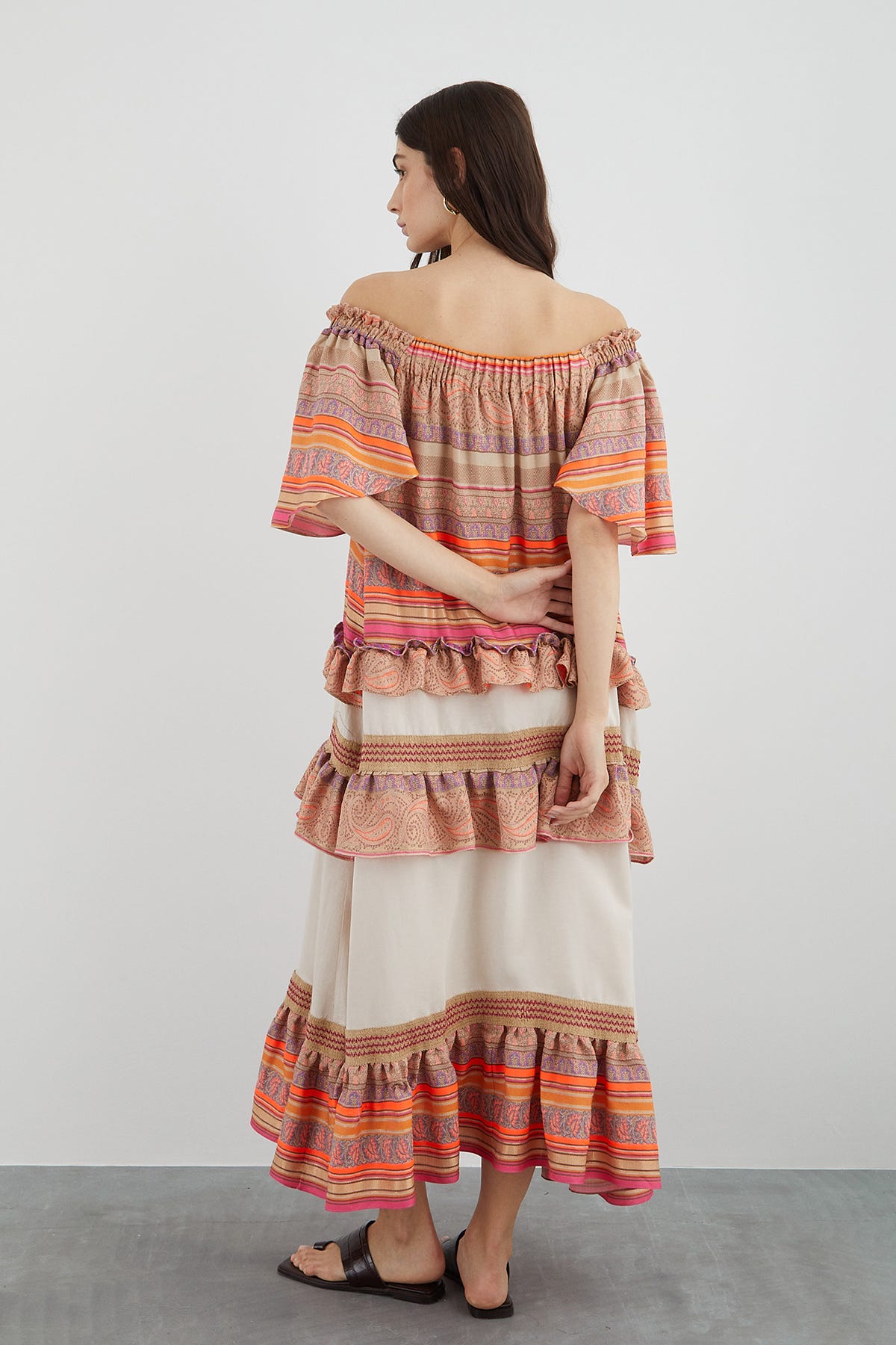 Kayık Yakalı Fırfır Detaylı Midi Elbise