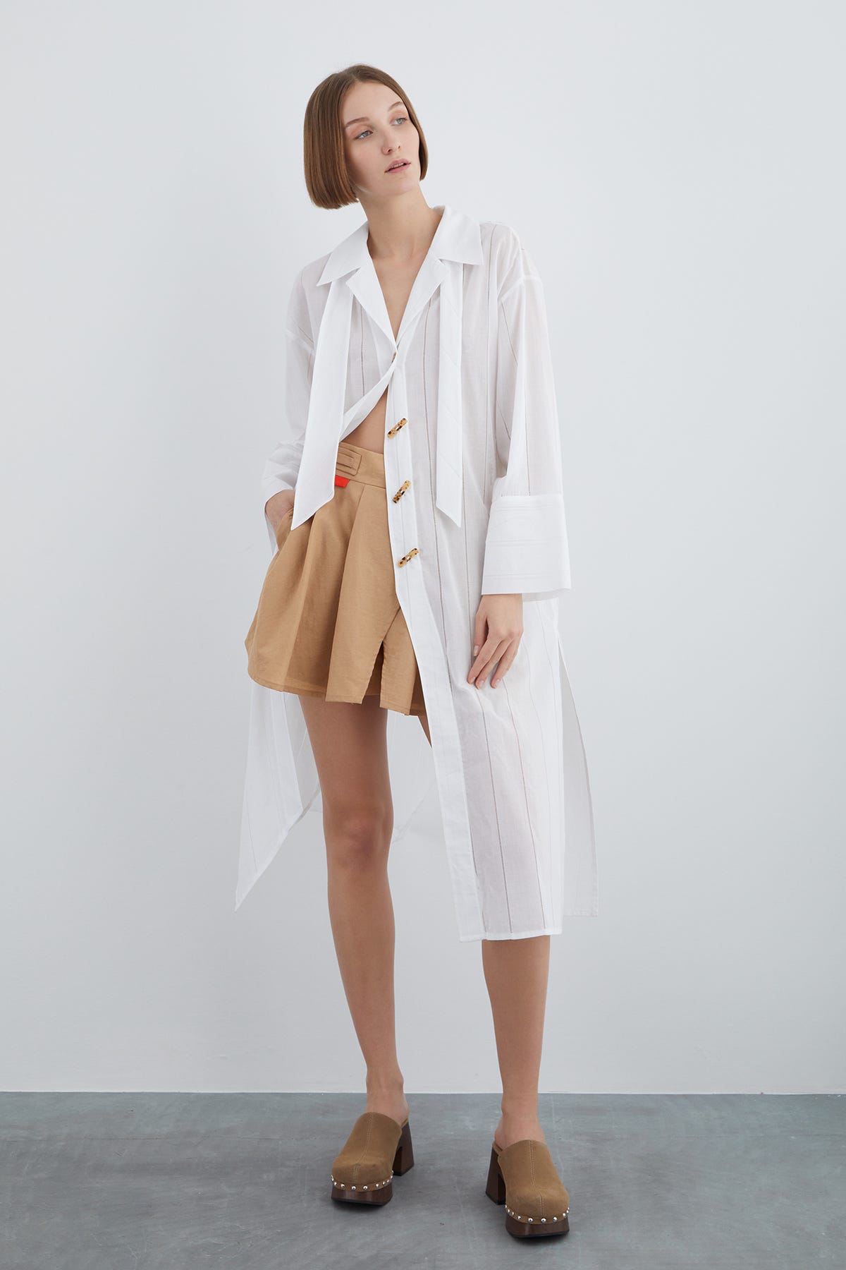 Nakış Detaylı Yırtmaçlı Ceket