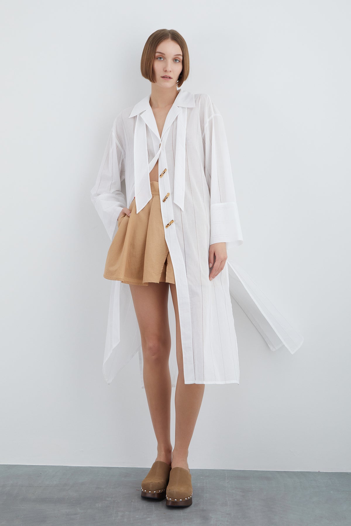 Nakış Detaylı Yırtmaçlı Ceket