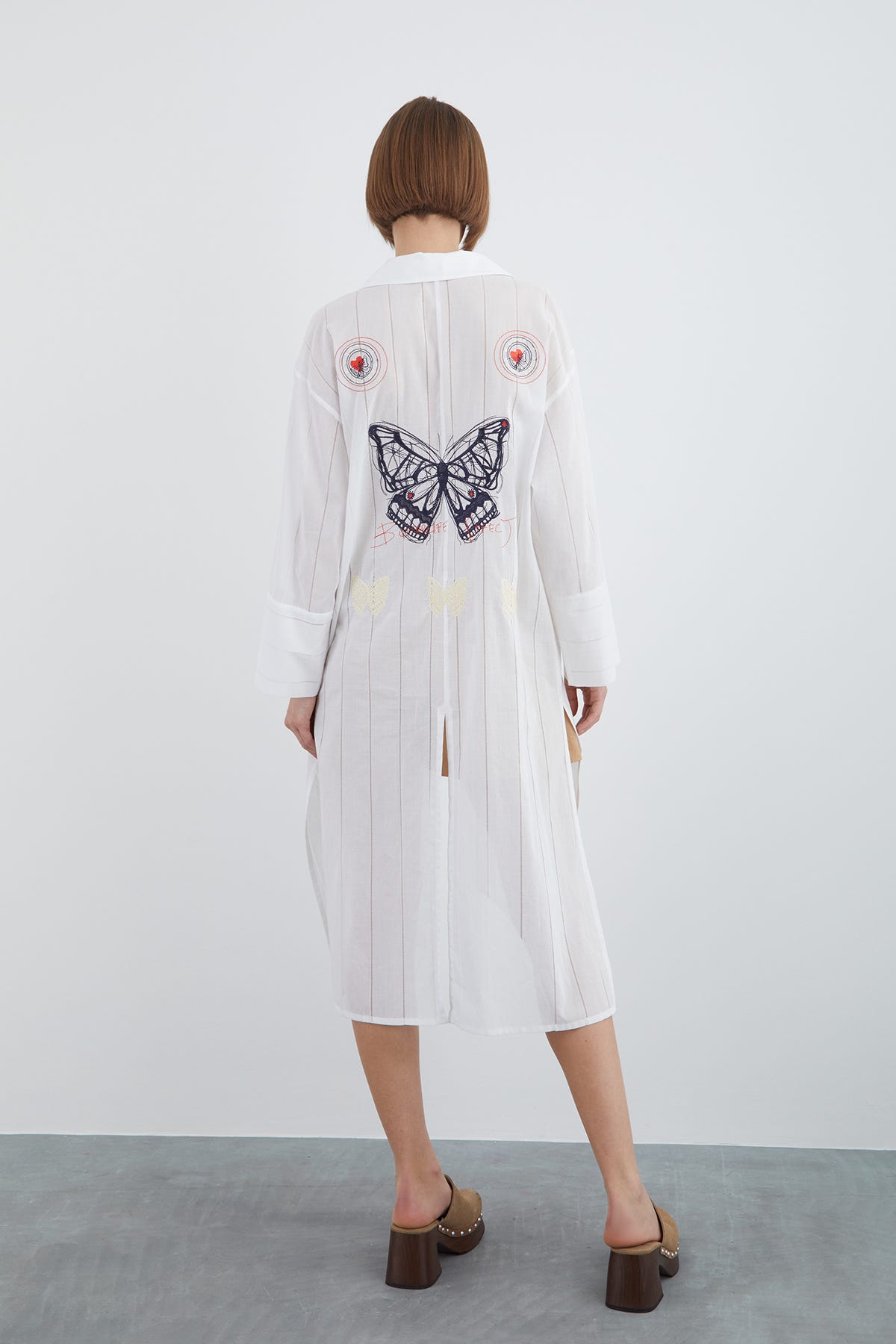 Nakış Detaylı Yırtmaçlı Ceket