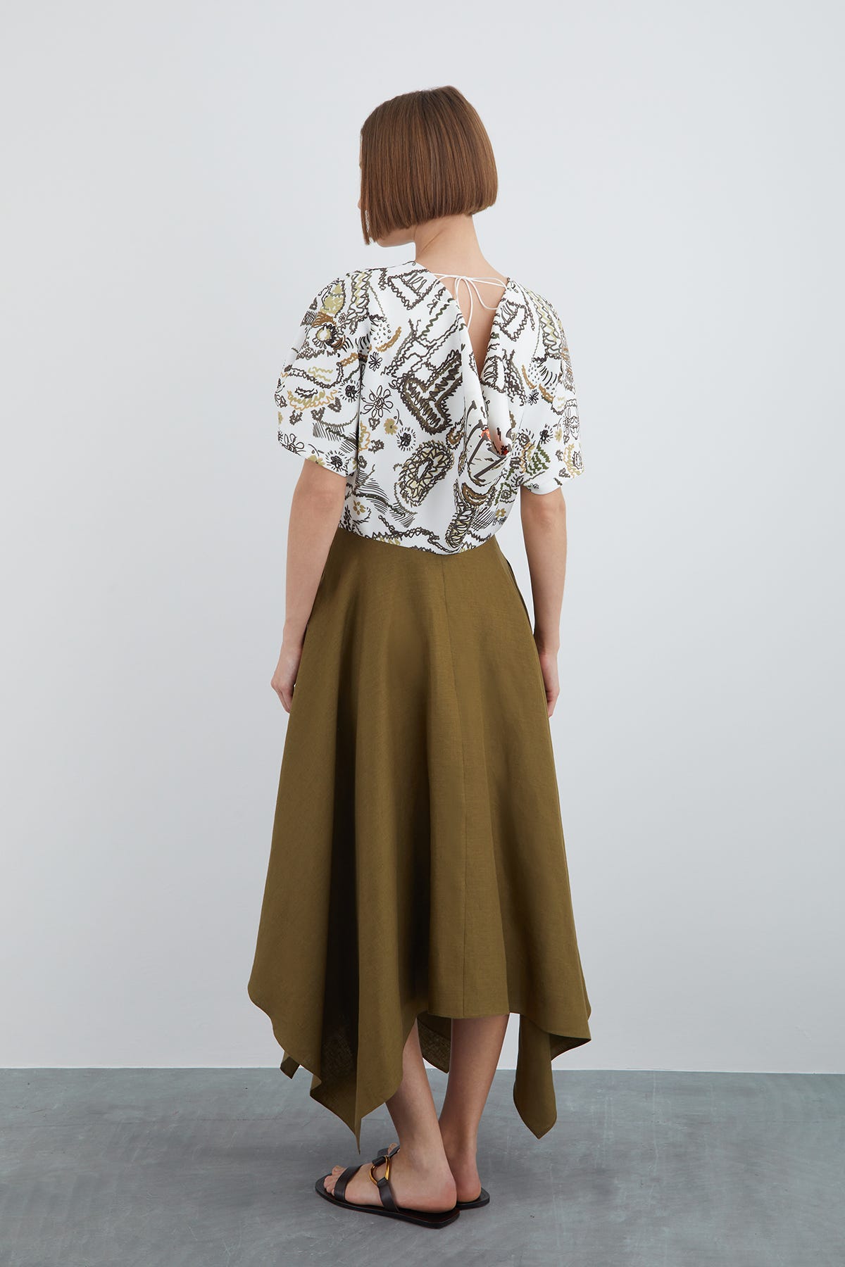 Yuvarlak Yakalı Kısa Kollu İşlemeli Asimetrik Midi Elbise