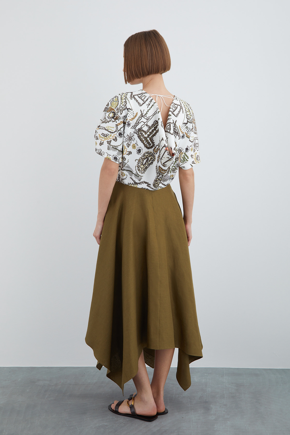 Yuvarlak Yakalı Kısa Kollu İşlemeli Asimetrik Midi Elbise