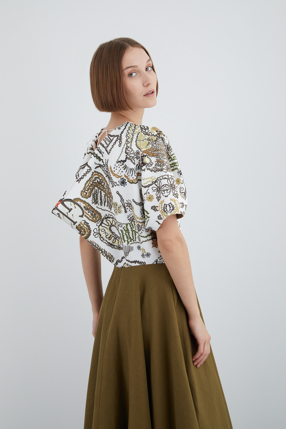 Yuvarlak Yakalı Kısa Kollu İşlemeli Asimetrik Midi Elbise