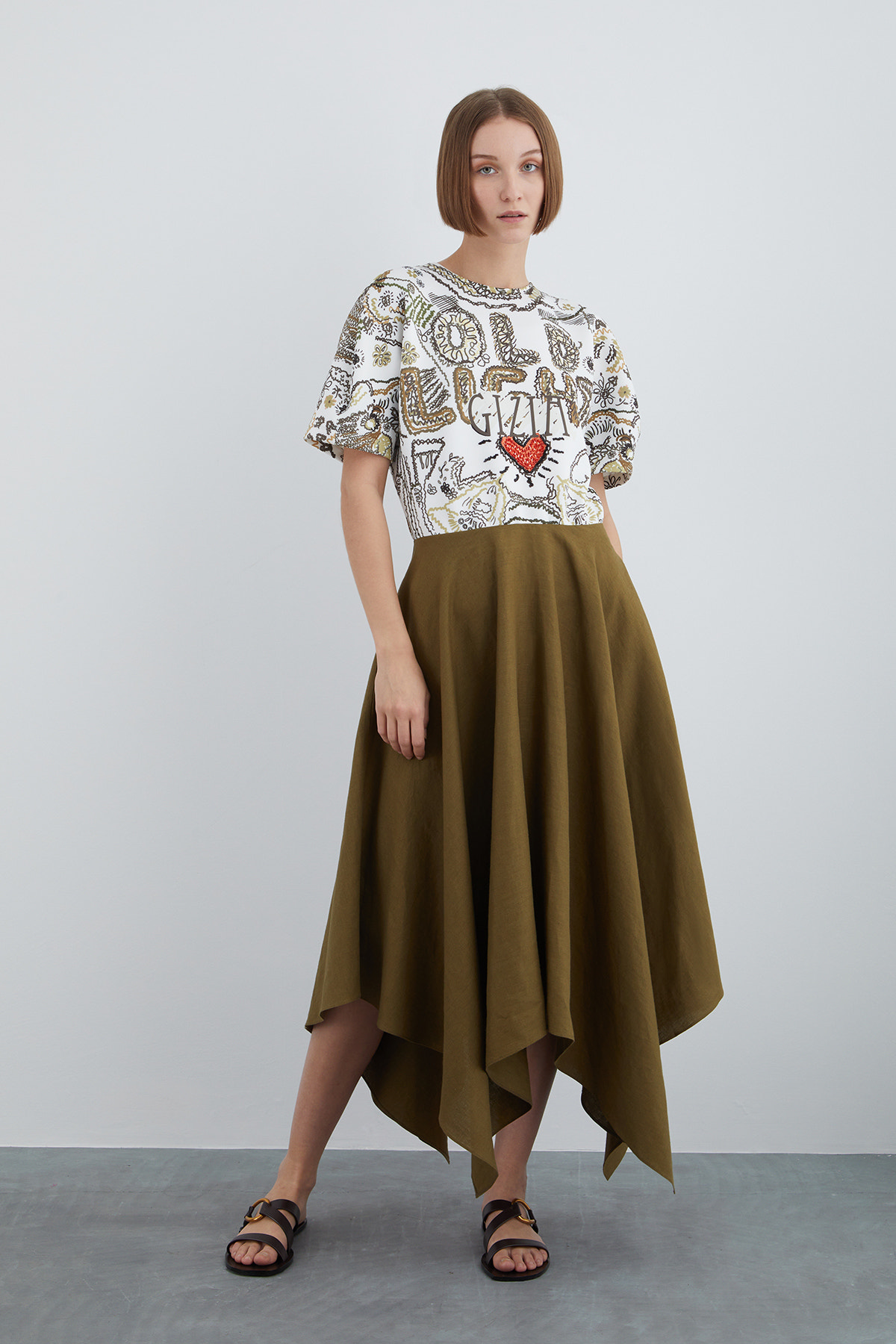 Yuvarlak Yakalı Kısa Kollu İşlemeli Asimetrik Midi Elbise