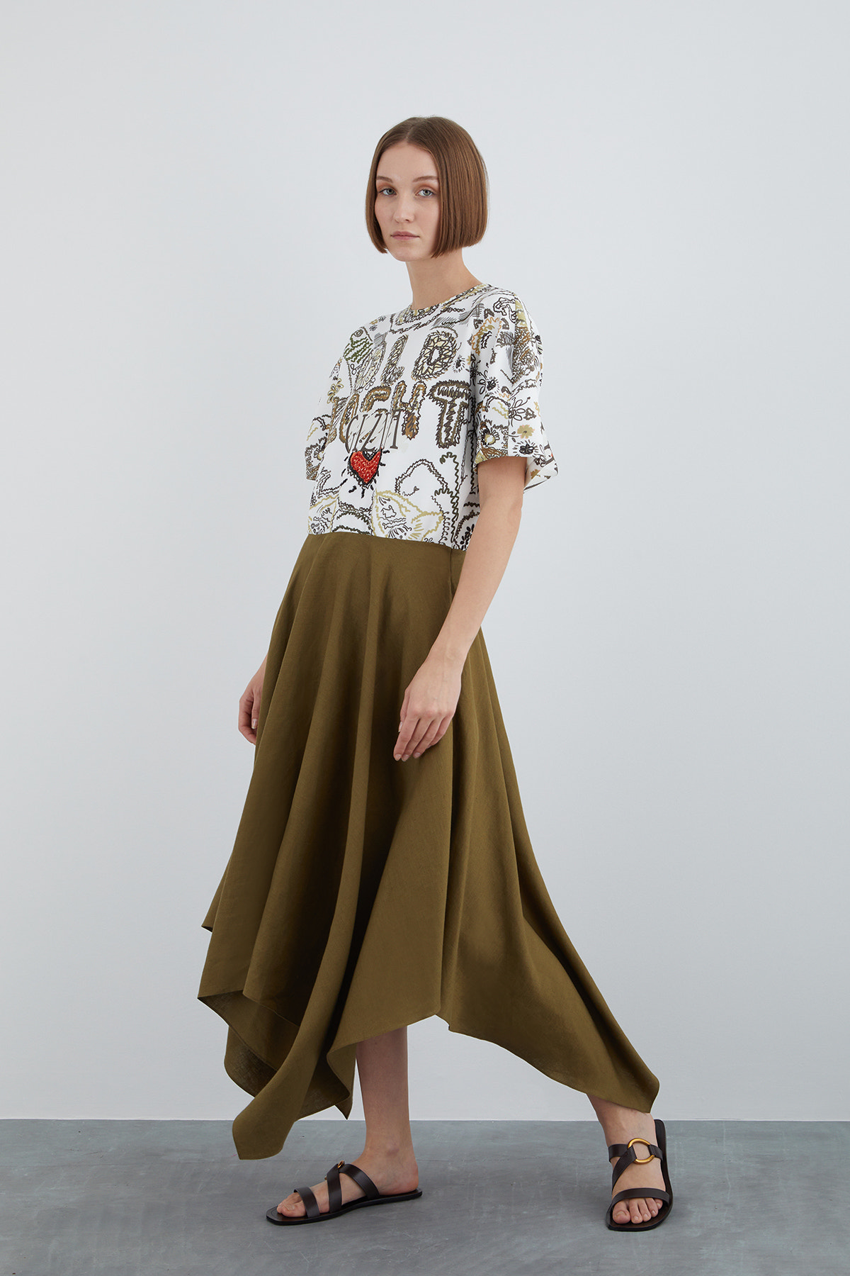 Yuvarlak Yakalı Kısa Kollu İşlemeli Asimetrik Midi Elbise