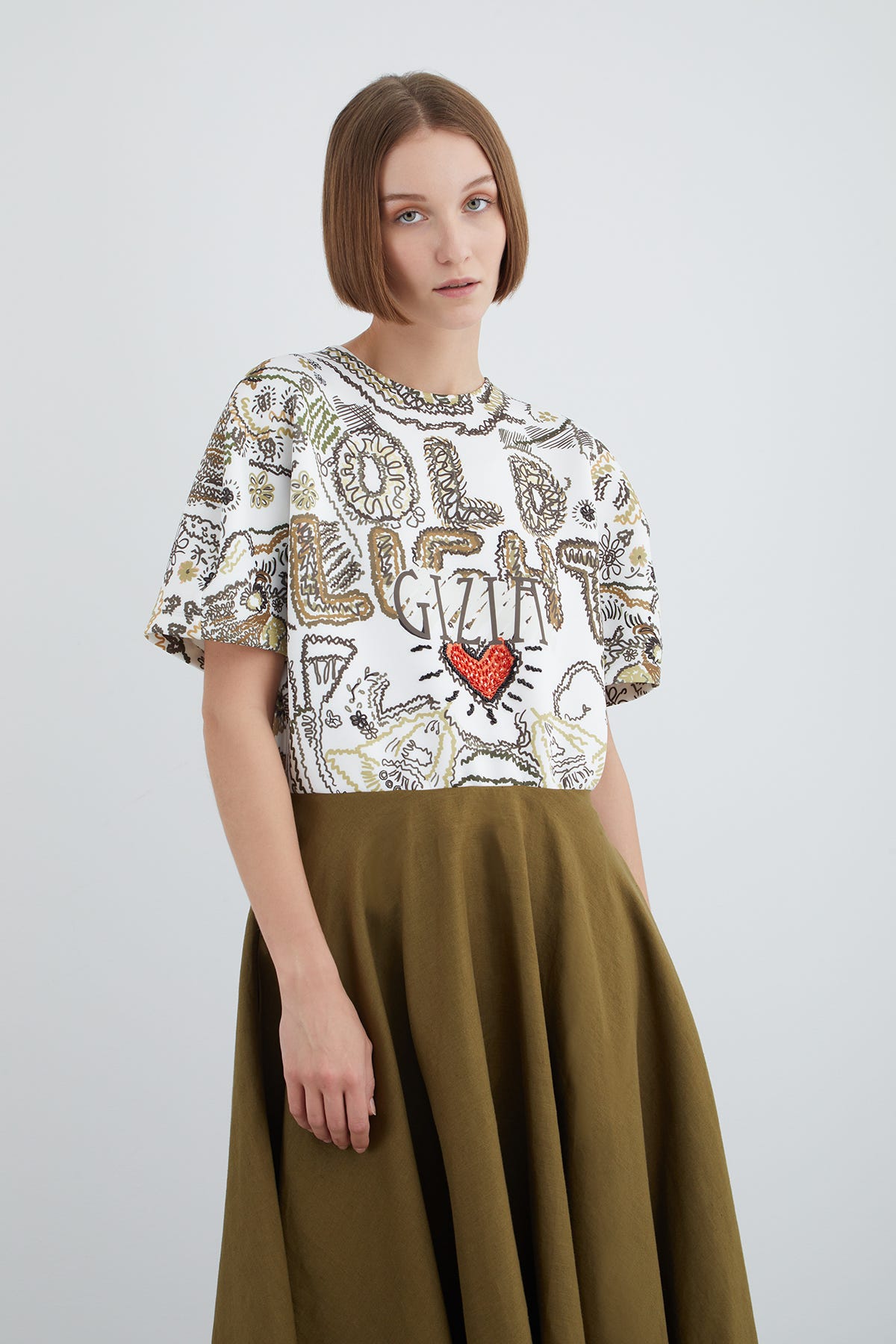 Yuvarlak Yakalı Kısa Kollu İşlemeli Asimetrik Midi Elbise