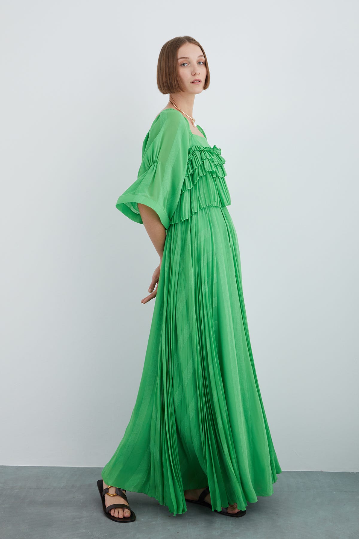 Kayık Yakalı Piliseli Uzun Elbise