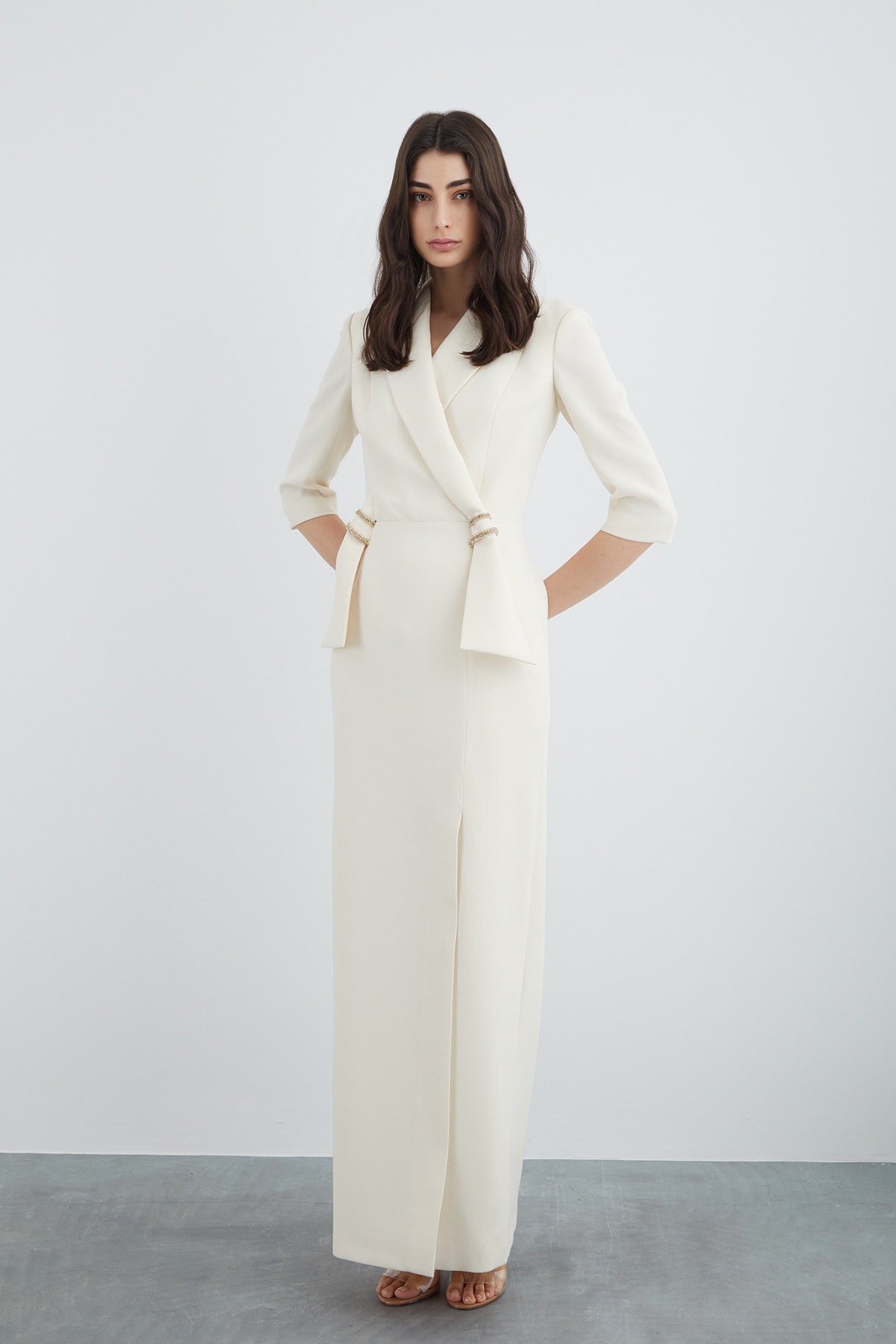 Şık Yaka Detaylı Yaka Ucu İşlemeli Vatkalı Uzun Elbise