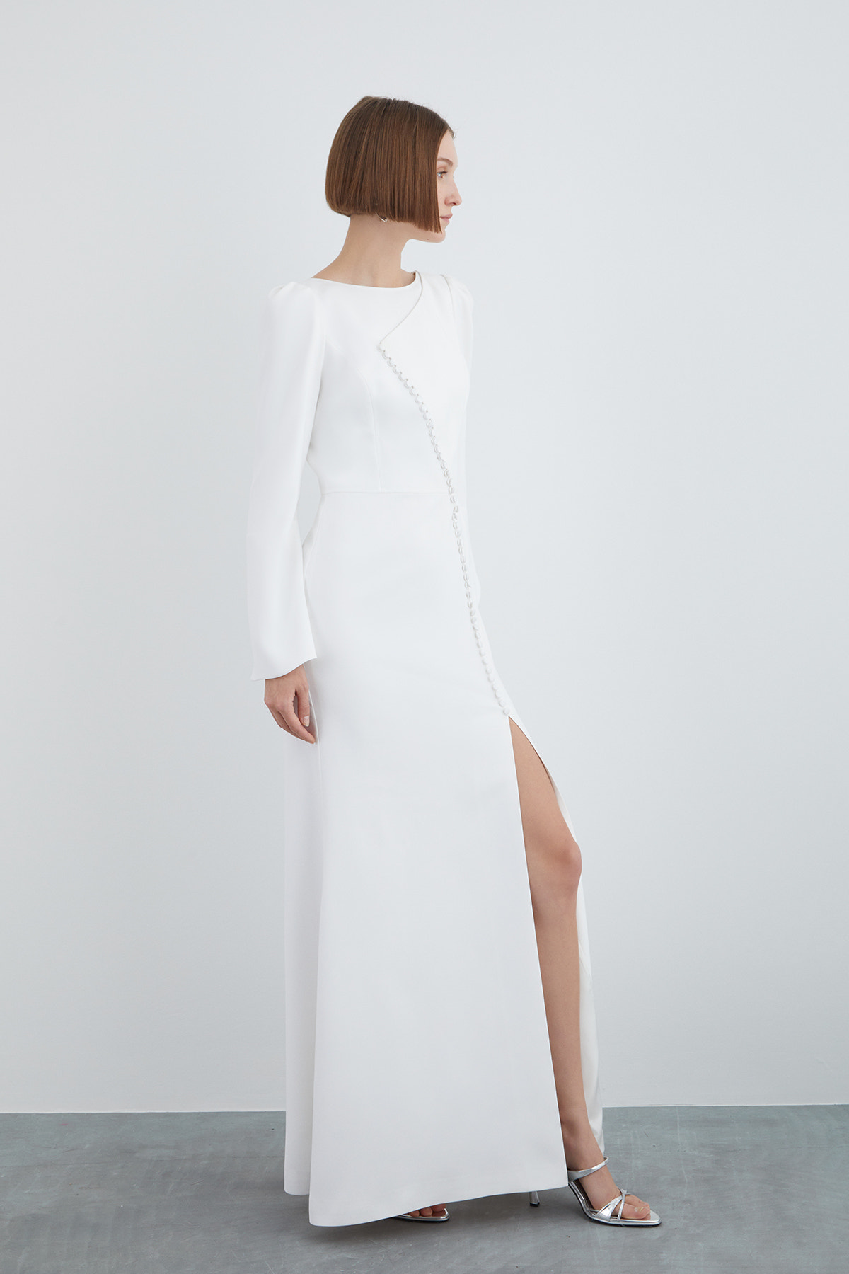 Düğme Detaylı Kol Üstü Büzgülü Yırtmaçlı Balık Form Uzun Elbise