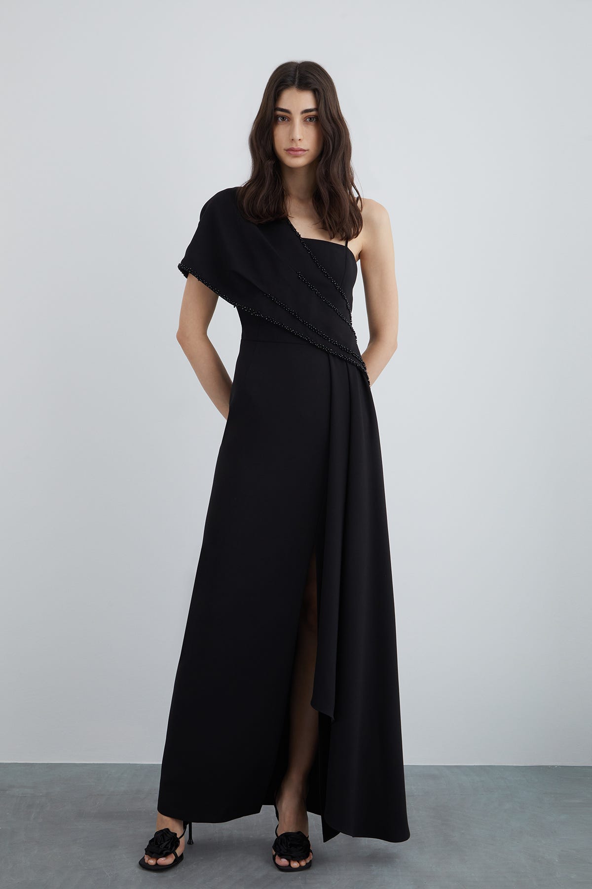 Ön Beden İşlemeli Omuz Detay Uzun Krep Elbise