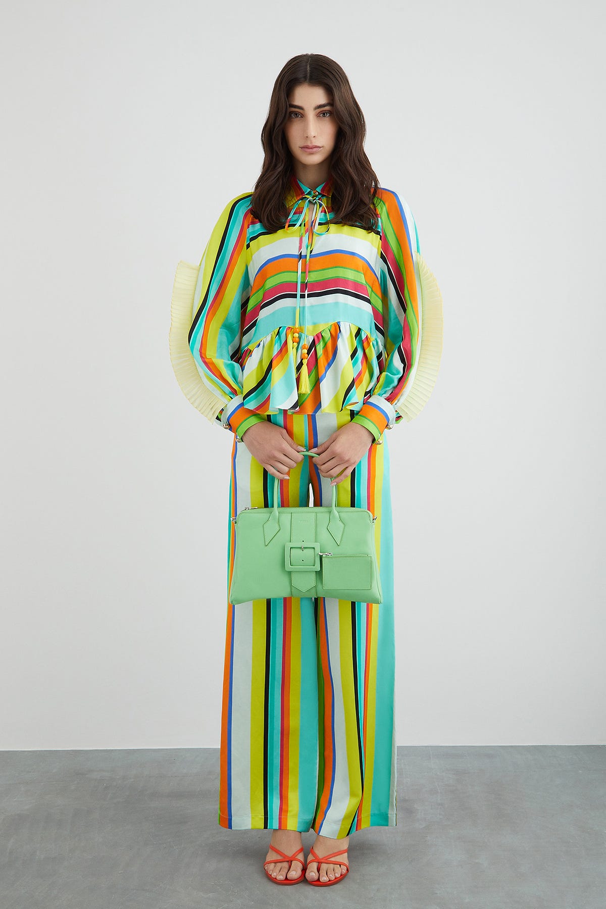 Kemer Toka Detaylı Ayarlanabilir Saplı Oval Taban Deri Çanta