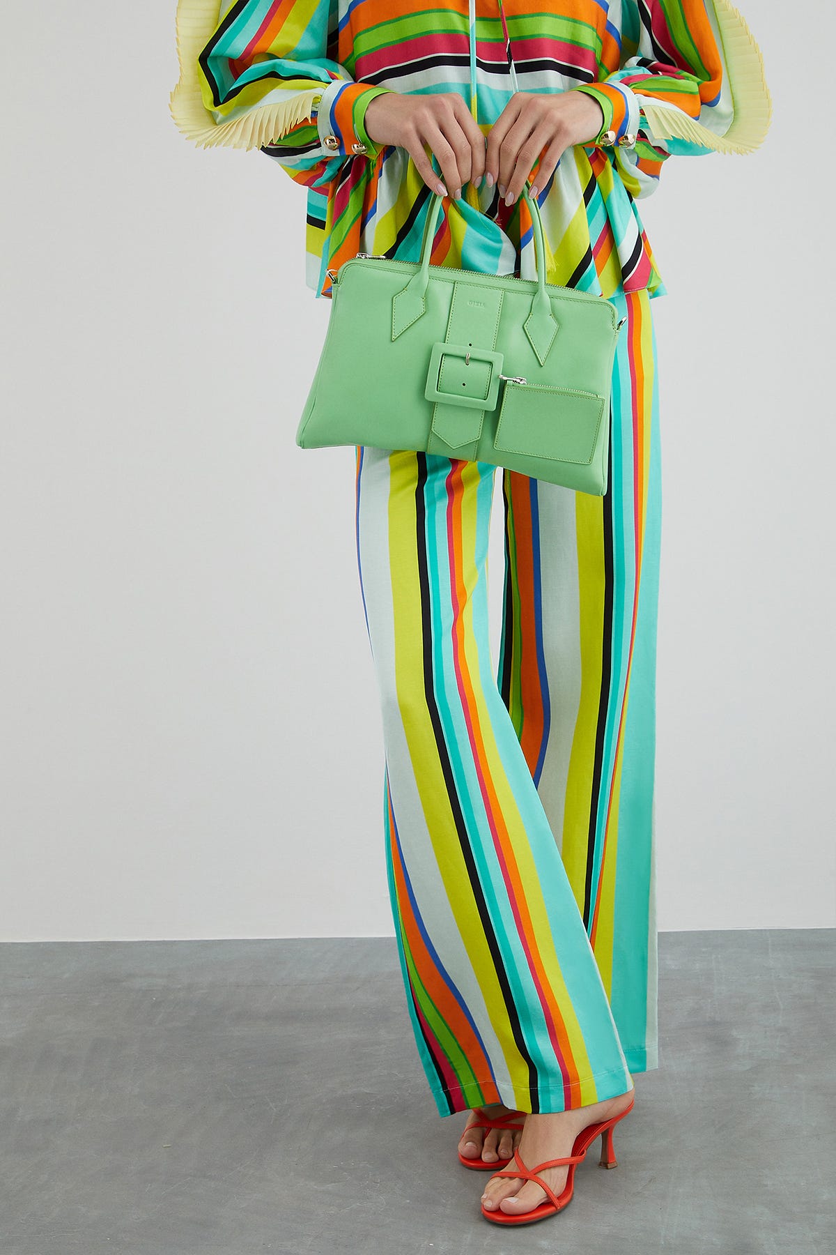 Kemer Toka Detaylı Ayarlanabilir Saplı Oval Taban Deri Çanta