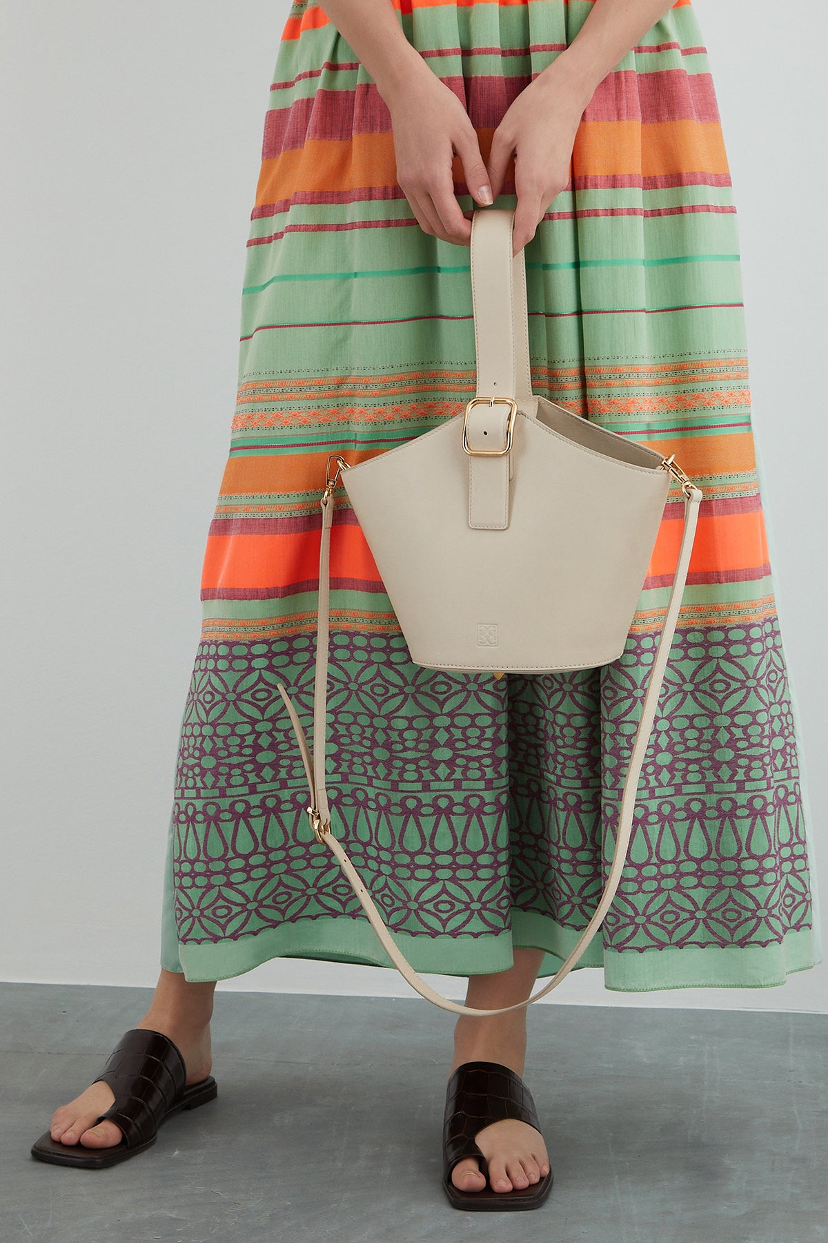 Toka Detaylı Ayarlanabilir Saplı Üçgen Form Deri Çanta