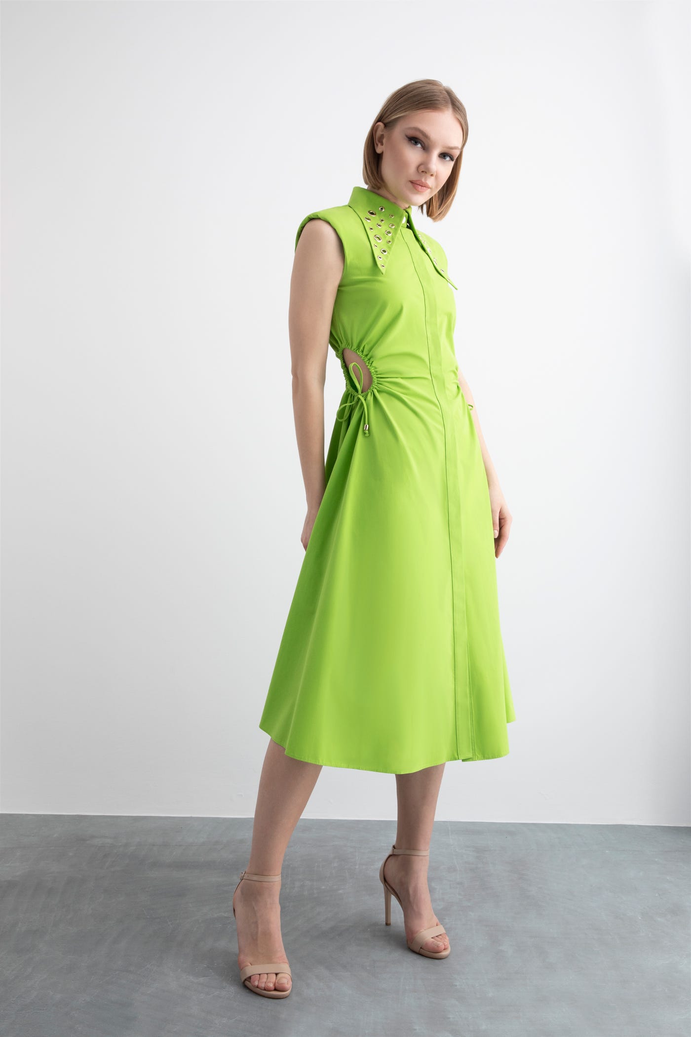 Yaka Detaylı Yanı Pencereli Kloş Etekli Midi Pamuk Elbise