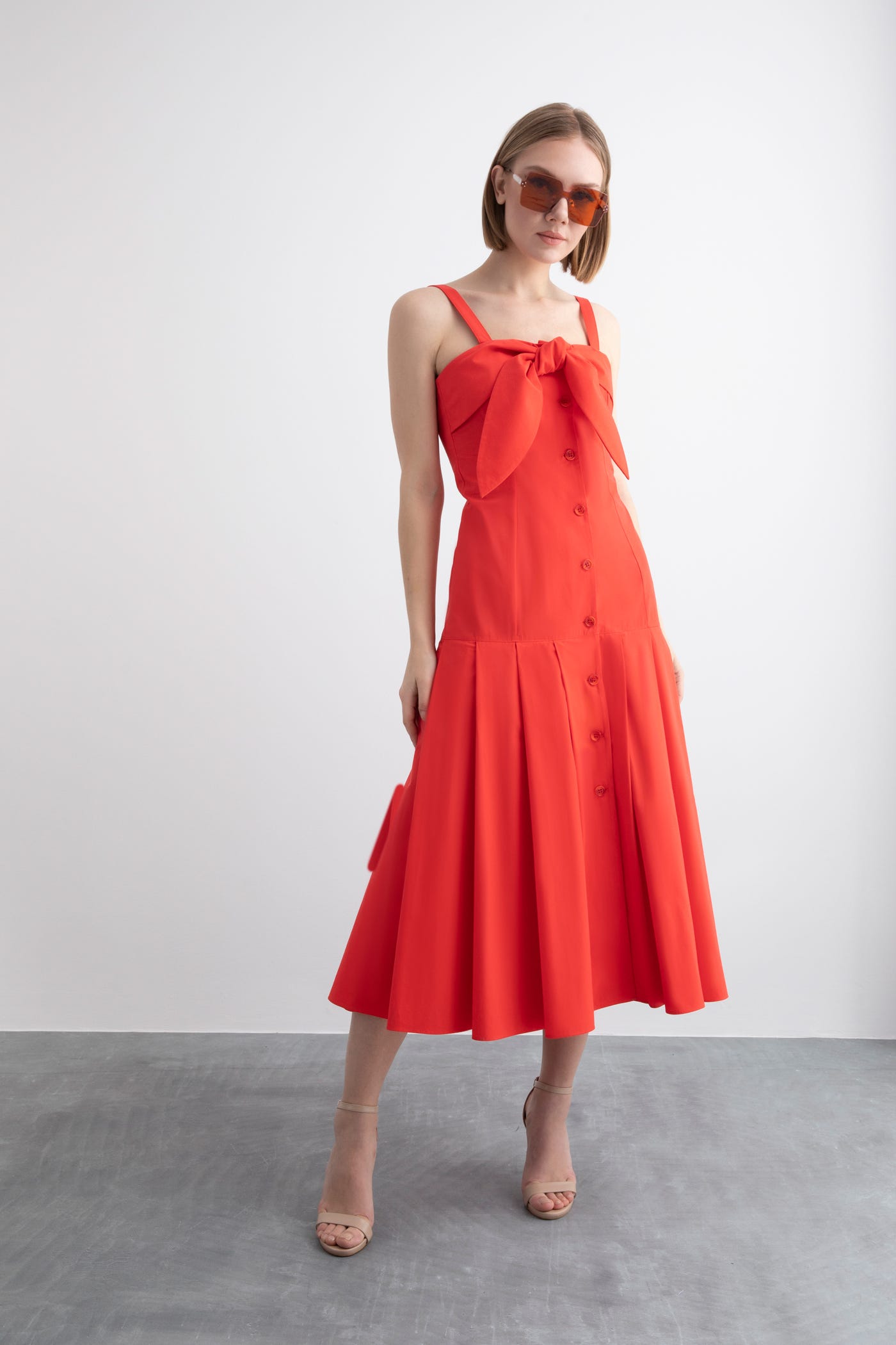 Askılı Bağlama Detaylı Eteği Pileli Midi Mercan Renk Elbise