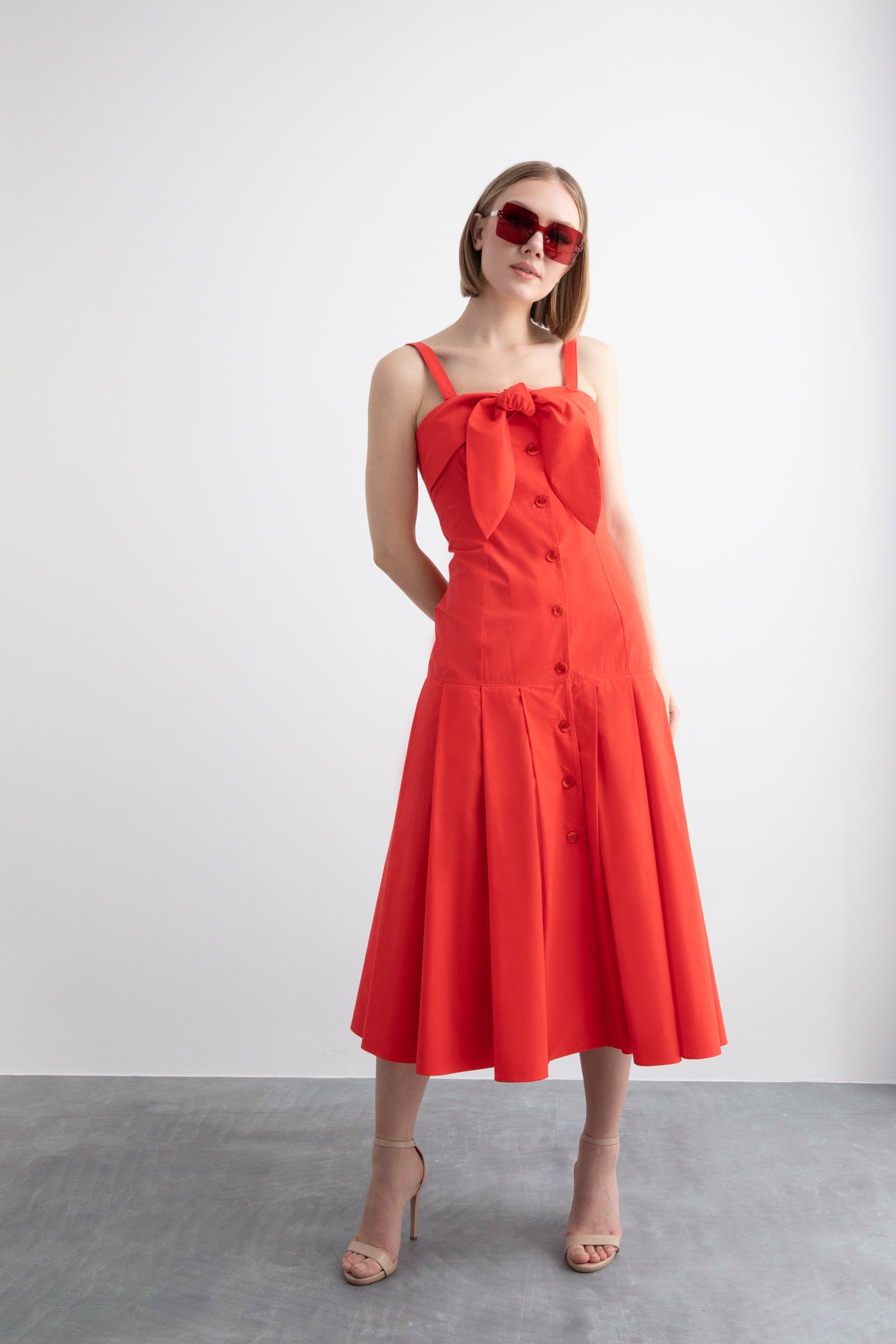 Askılı Bağlama Detaylı Eteği Pileli Midi Mercan Renk Elbise