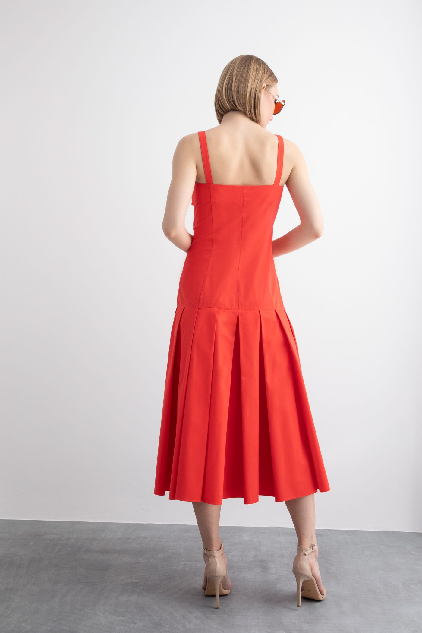 Askılı Bağlama Detaylı Eteği Pileli Midi Mercan Renk Elbise