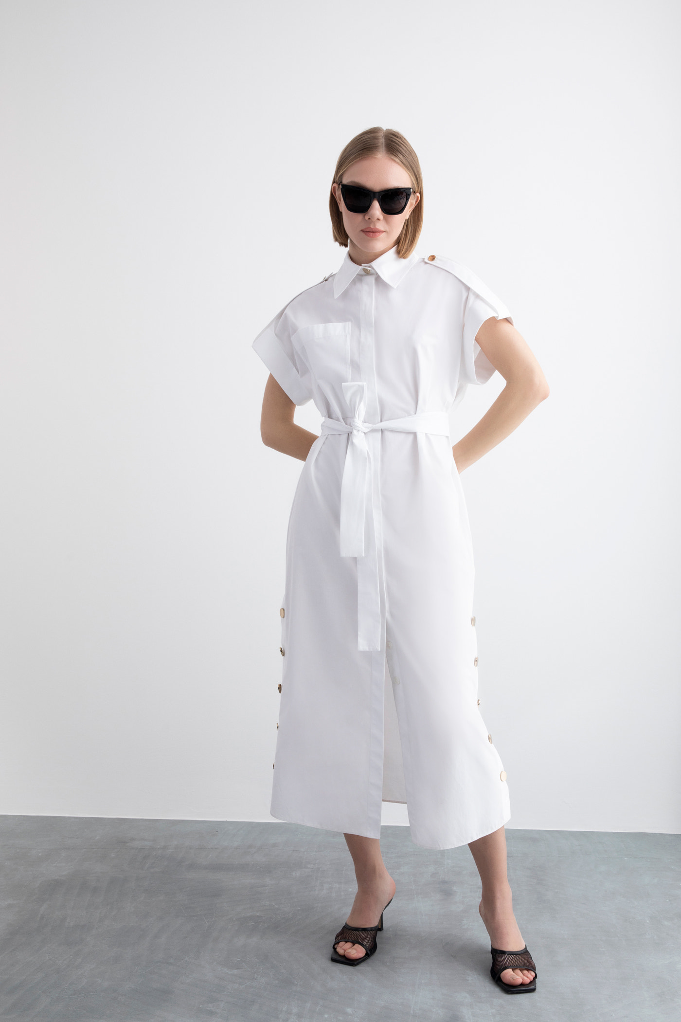 Apolet Detaylı Oversize Yırtmaçlı Kuşaklı Gömlek Midi Elbise