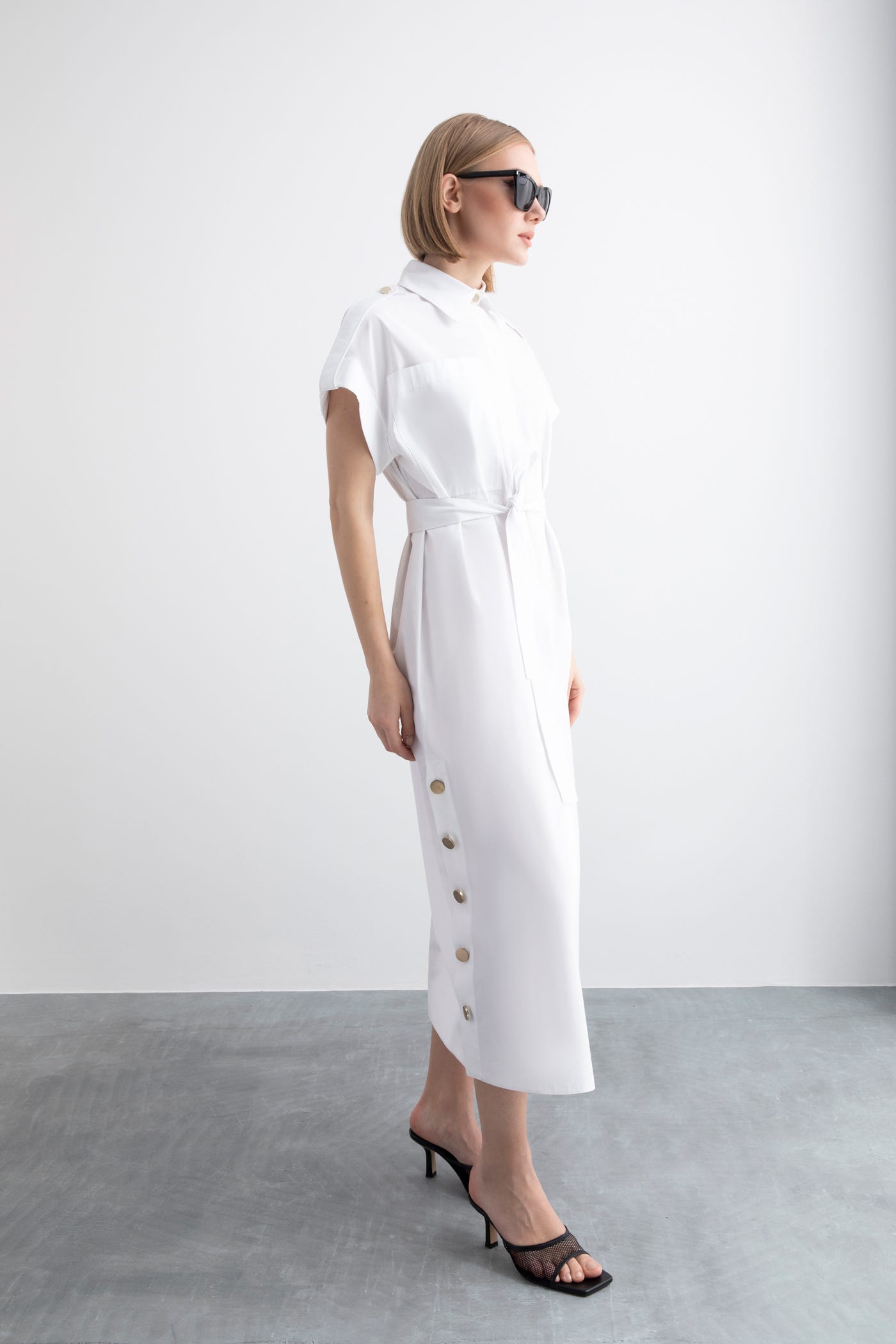 Apolet Detaylı Oversize Yırtmaçlı Kuşaklı Gömlek Midi Elbise