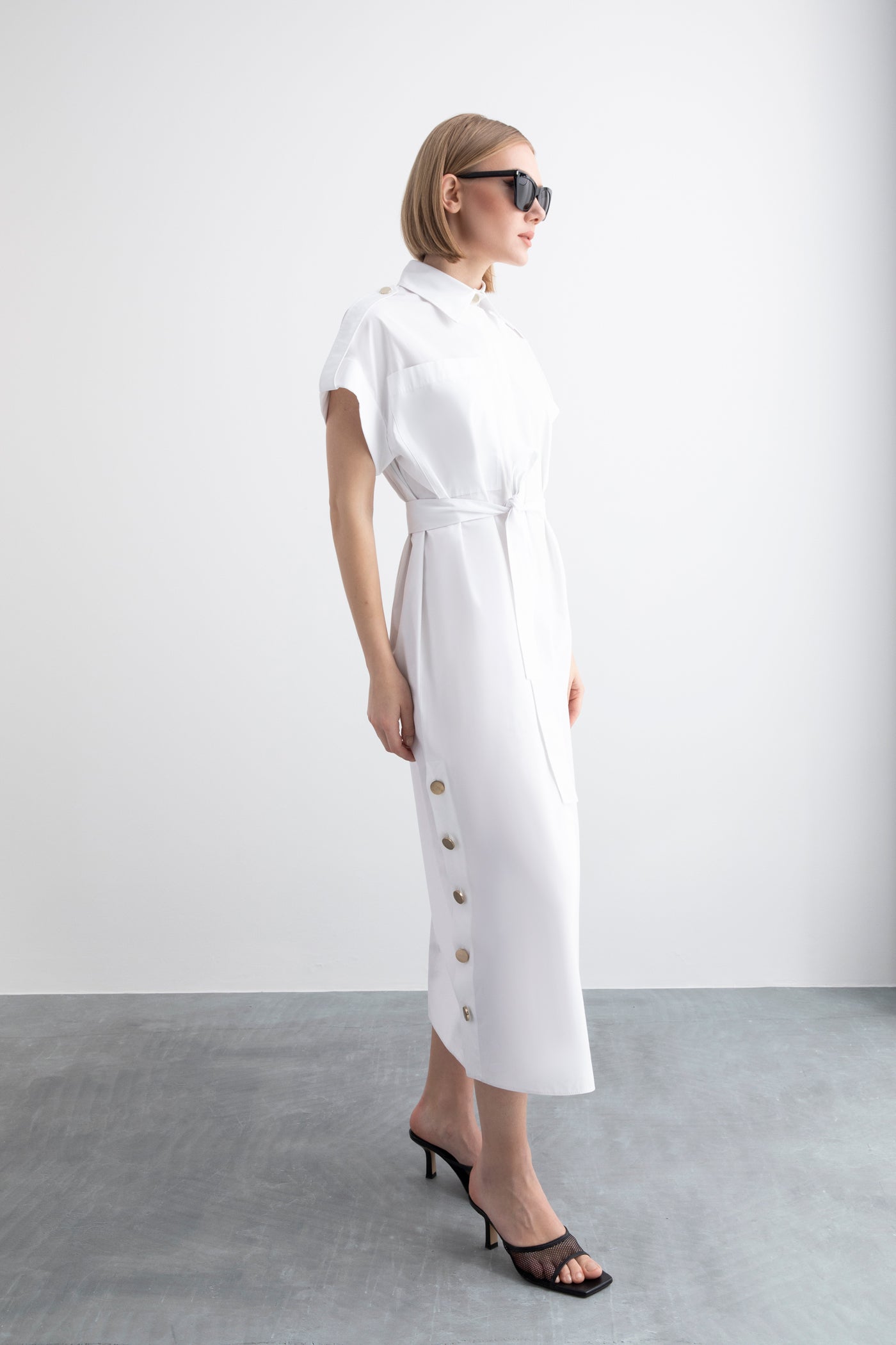 Apolet Detaylı Oversize Yırtmaçlı Kuşaklı Gömlek Elbise