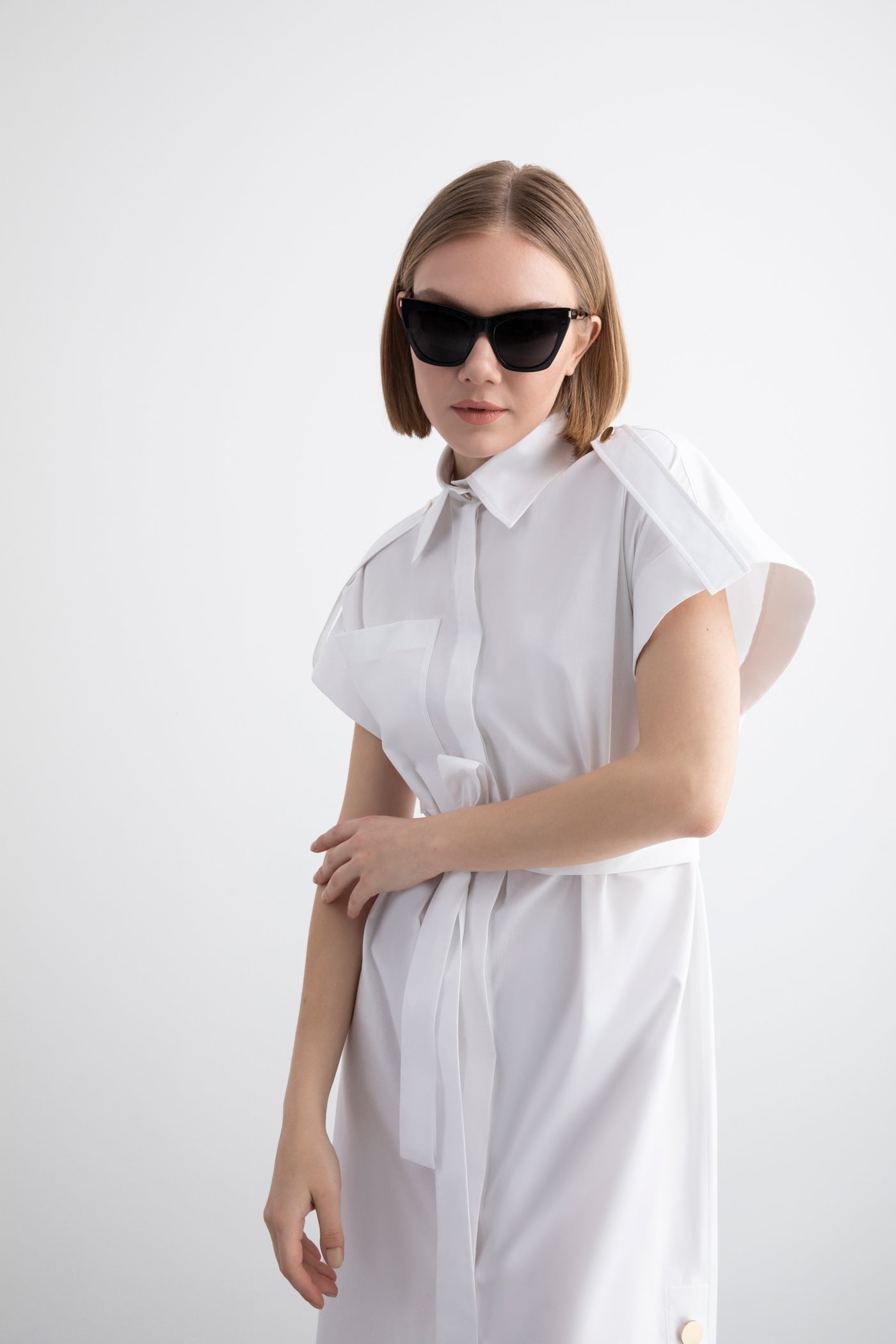 Apolet Detaylı Oversize Yırtmaçlı Kuşaklı Gömlek Elbise