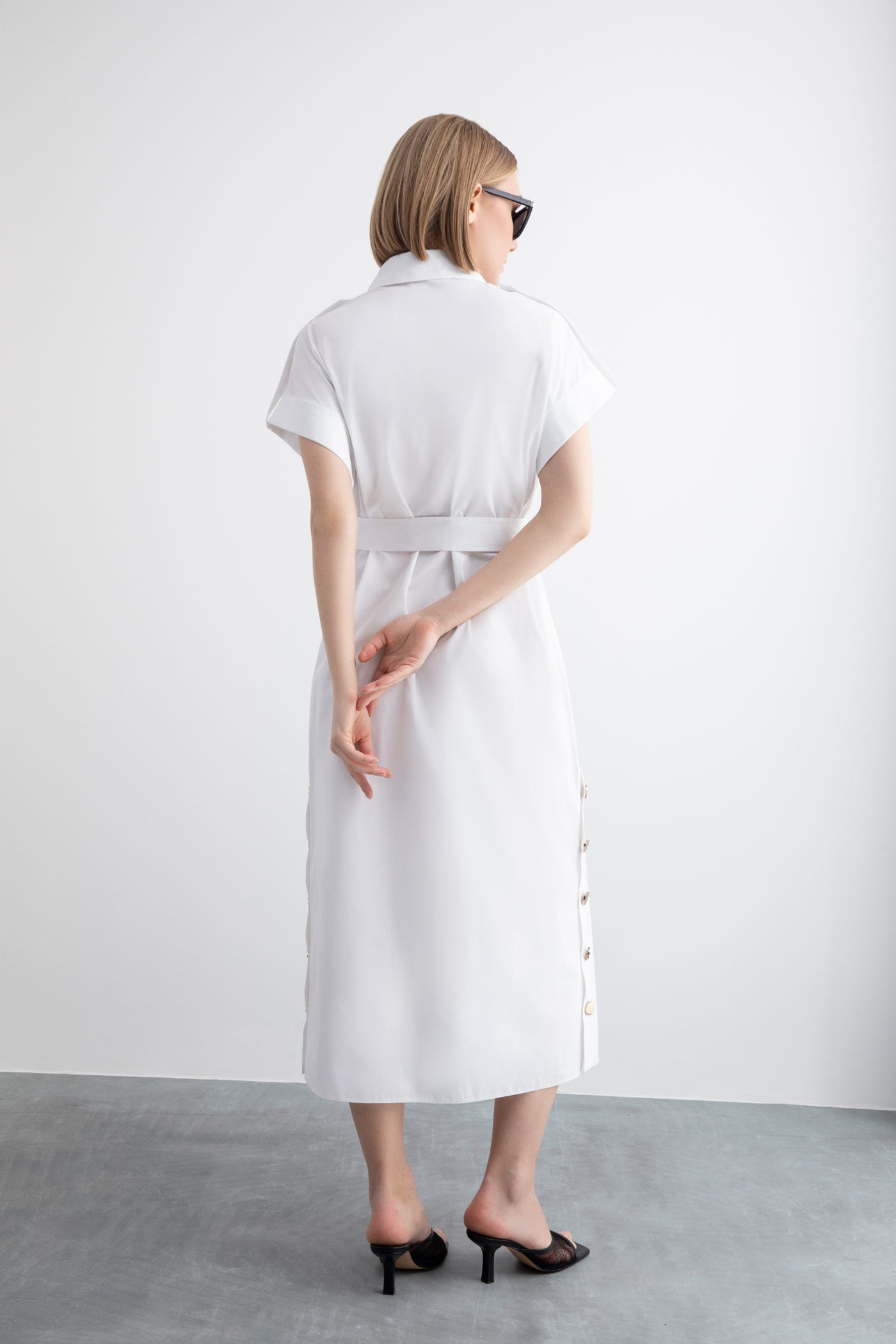 Apolet Detaylı Oversize Yırtmaçlı Kuşaklı Gömlek Midi Elbise