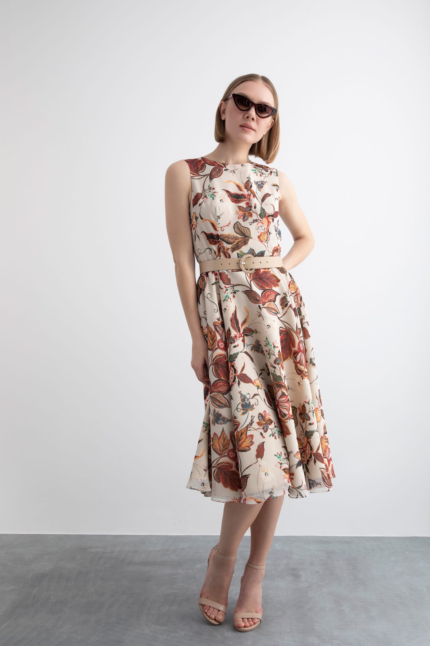 Kontrast Renkli Çiçek Desenli Deri Kemerli Kolsuz Kloş Etekli Midi Boy Bisiklet Yaka Şifon Elbise