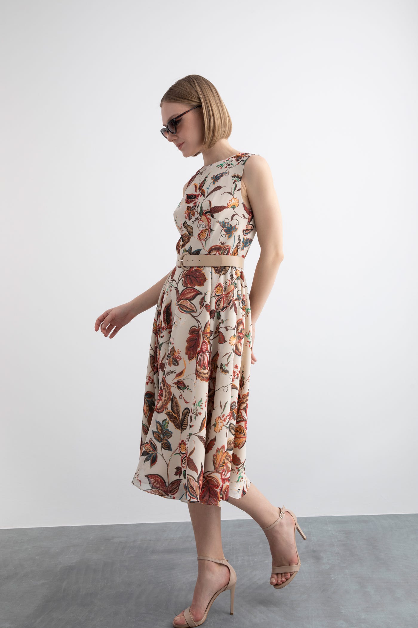 Kontrast Renkli Çiçek Desenli Deri Kemerli Kolsuz Kloş Etekli Midi Boy Bisiklet Yaka Şifon Elbise