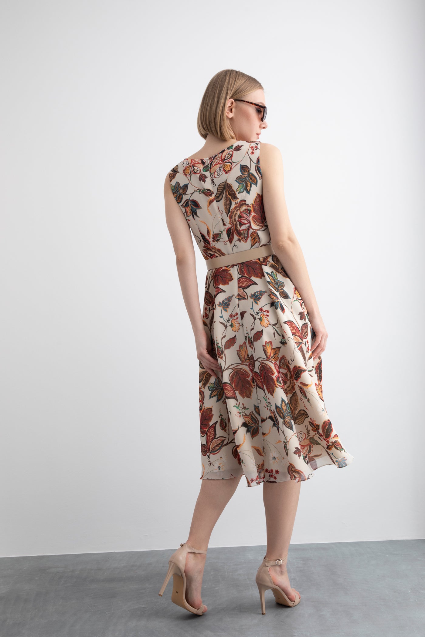 Kontrast Renkli Çiçek Desenli Deri Kemerli Kolsuz Kloş Etekli Midi Boy Bisiklet Yaka Şifon Elbise