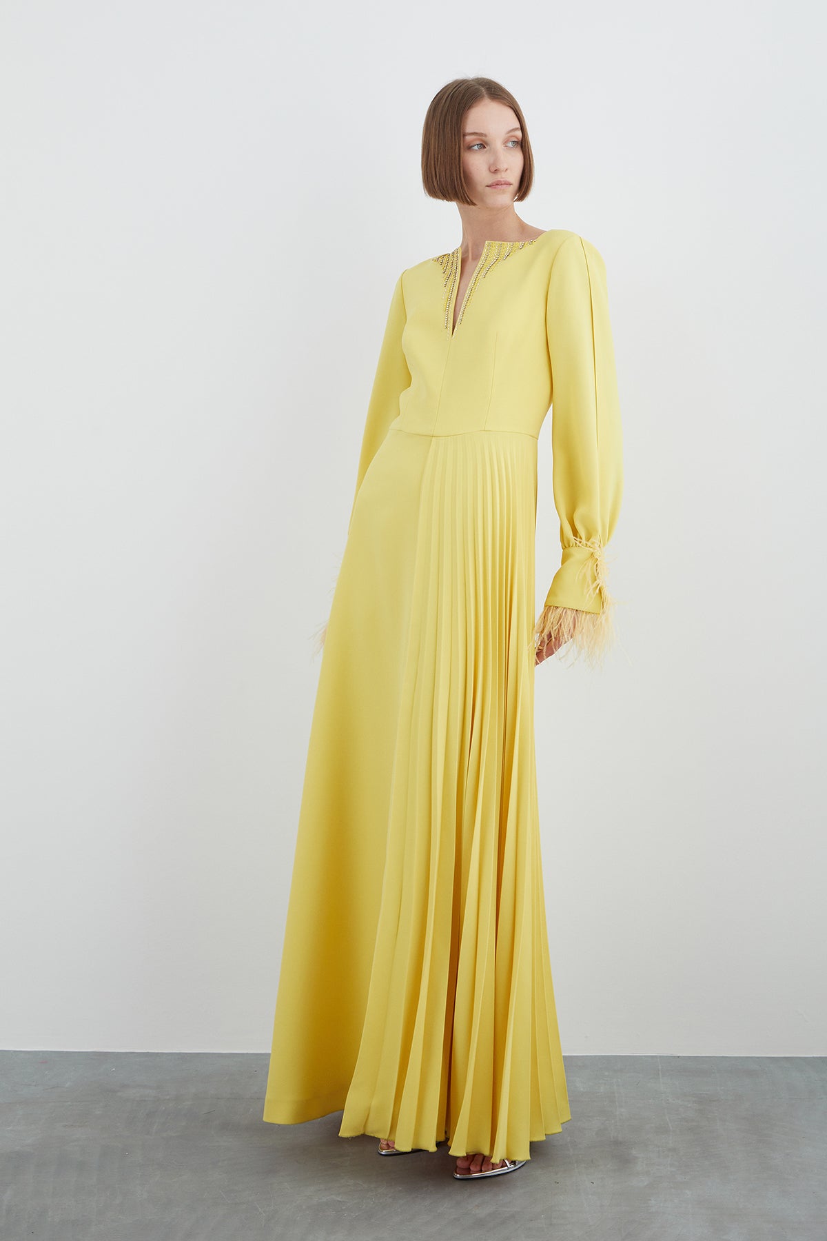 İşleme Ve Tüy Detay Kol Yırtmaçlı Eteği Asimetrik Uzun Elbise