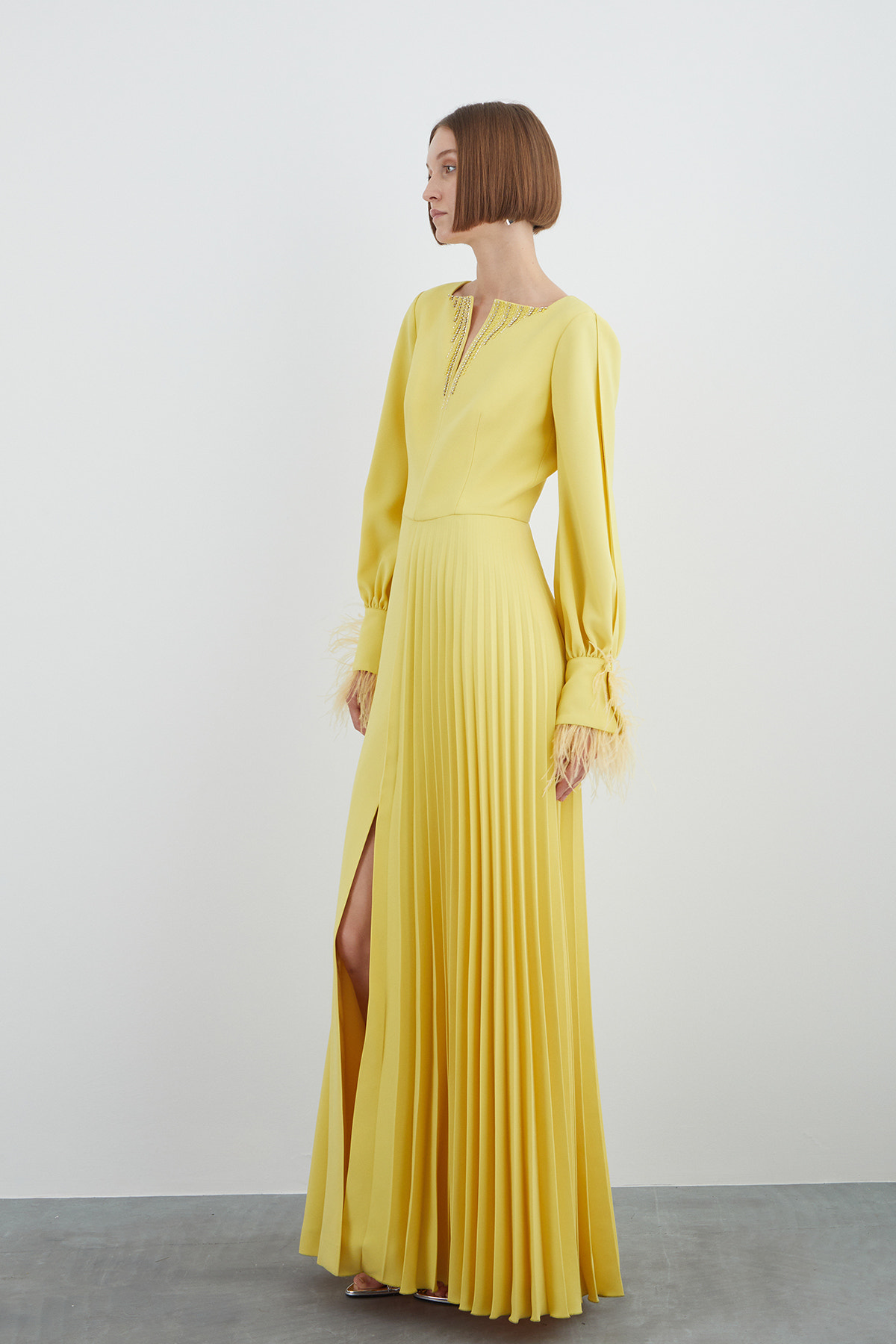 İşleme Ve Tüy Detay Kol Yırtmaçlı Eteği Asimetrik Uzun Elbise