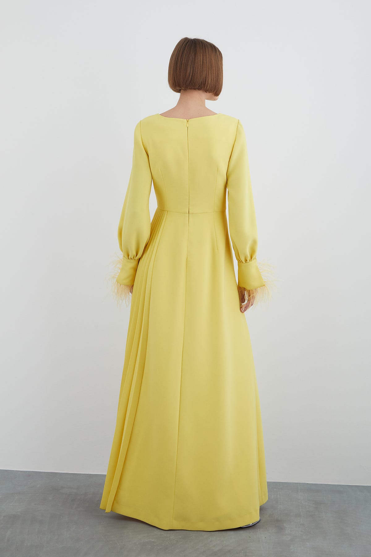 İşleme Ve Tüy Detay Kol Yırtmaçlı Eteği Asimetrik Uzun Elbise