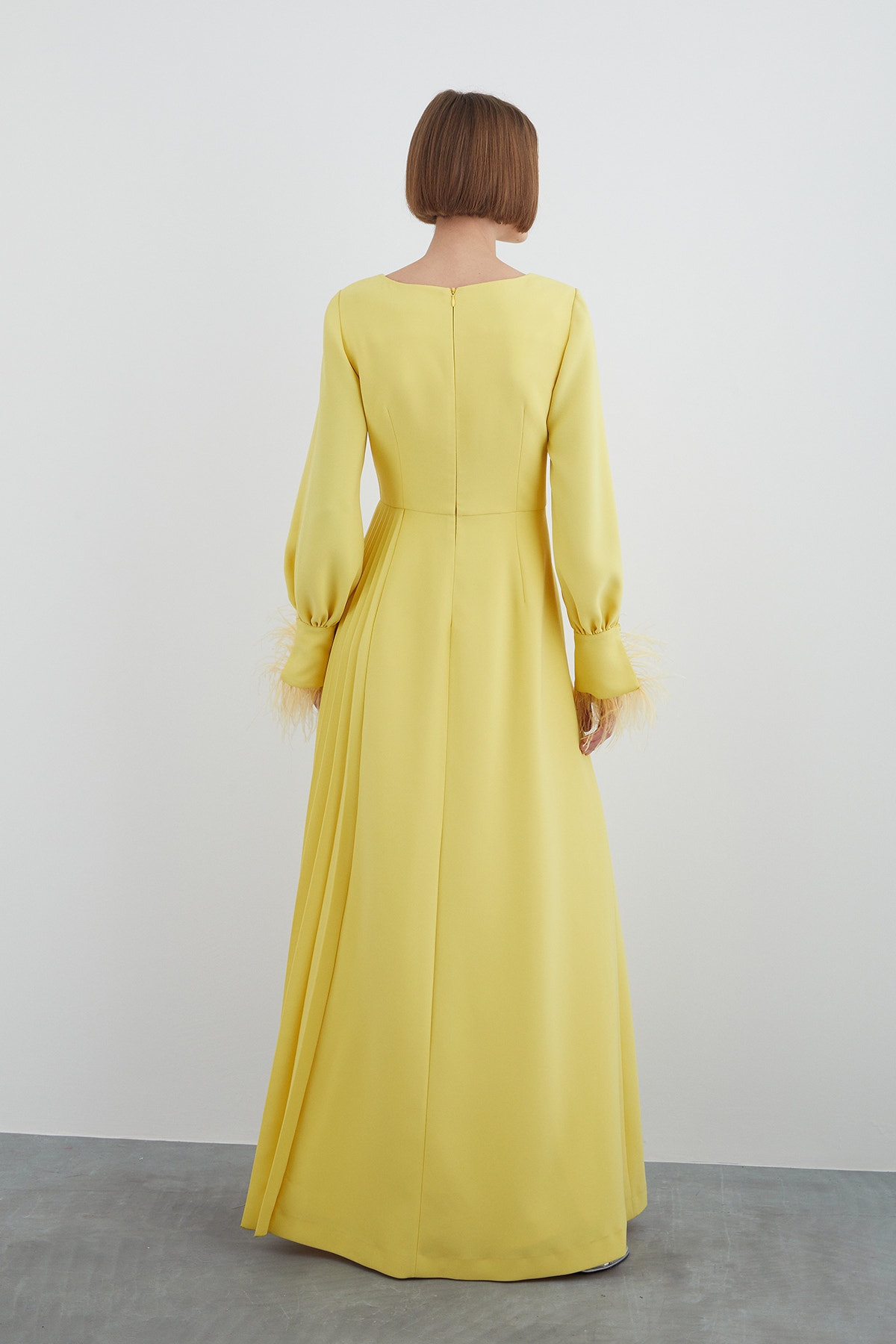 İşleme Ve Tüy Detay Kol Yırtmaçlı Eteği Asimetrik Uzun Elbise