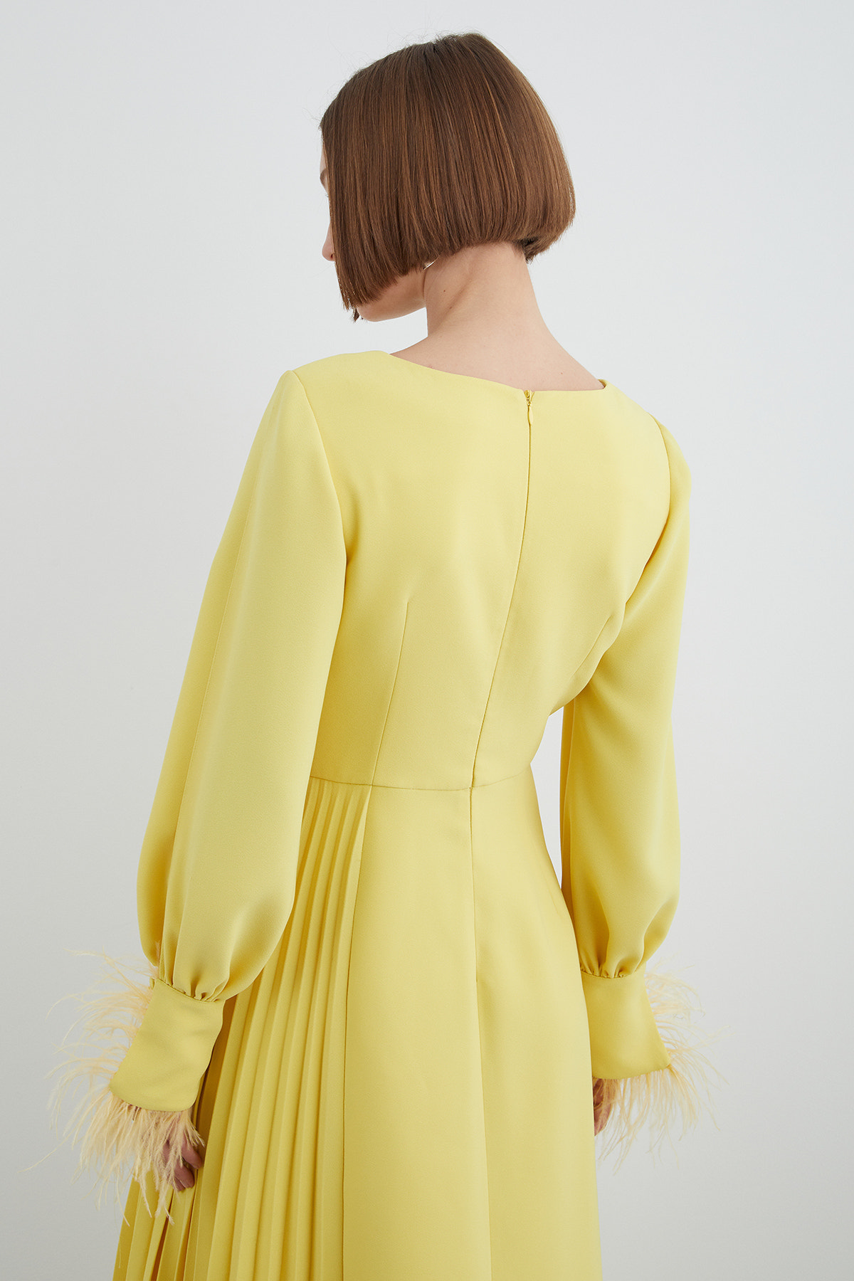 İşleme Ve Tüy Detay Kol Yırtmaçlı Eteği Asimetrik Uzun Elbise