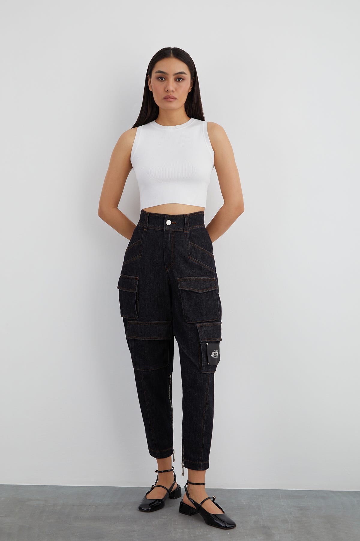 Etiket Detaylı Çok Ceplı Havuç Model Jean Pantolon