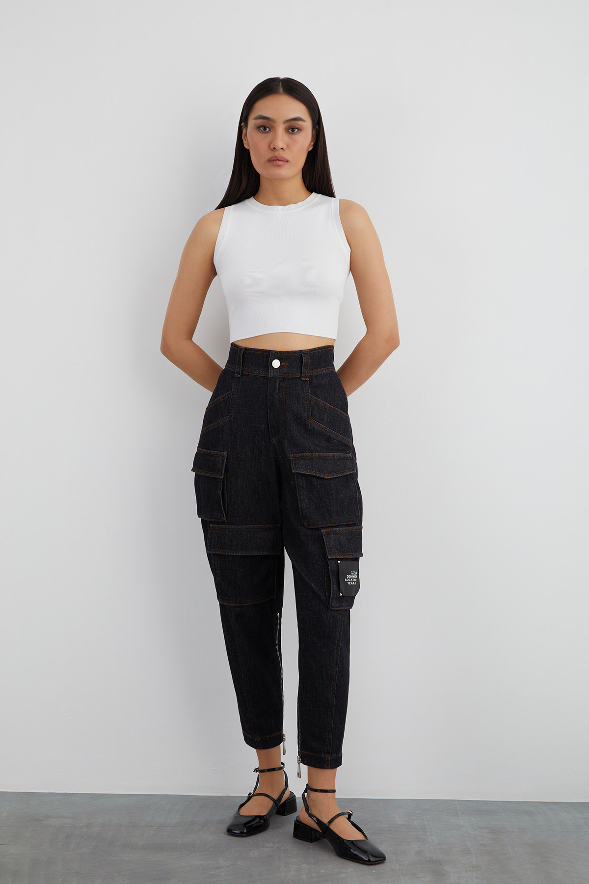 Etiket Detaylı Çok Ceplı Havuç Model Jean Pantolon