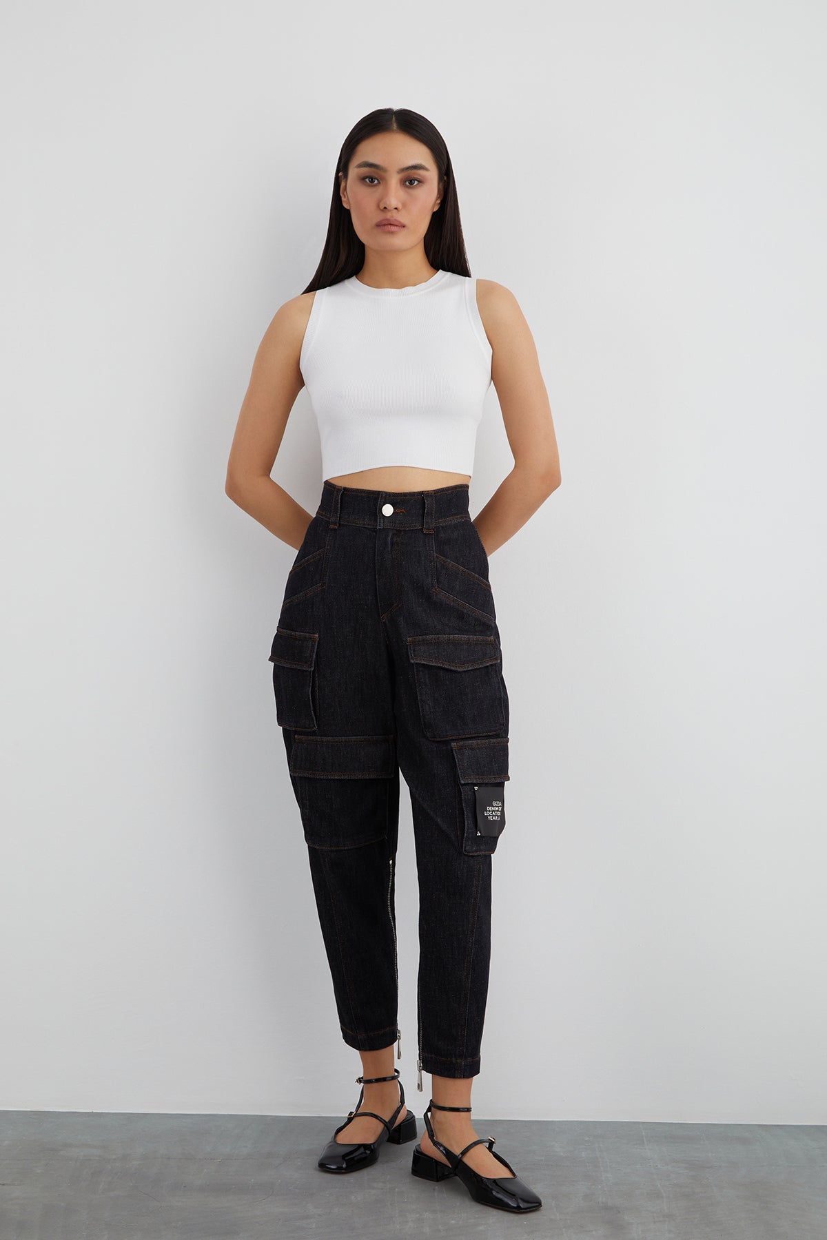 Etiket Detaylı Çok Ceplı Havuç Model Jean Pantolon