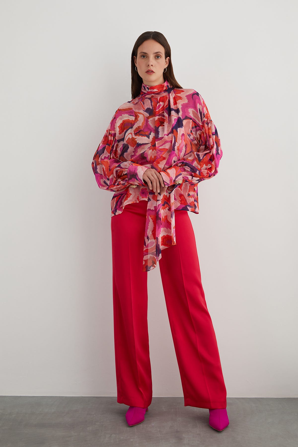 Dik Yaka Desenli Şifon Bluz