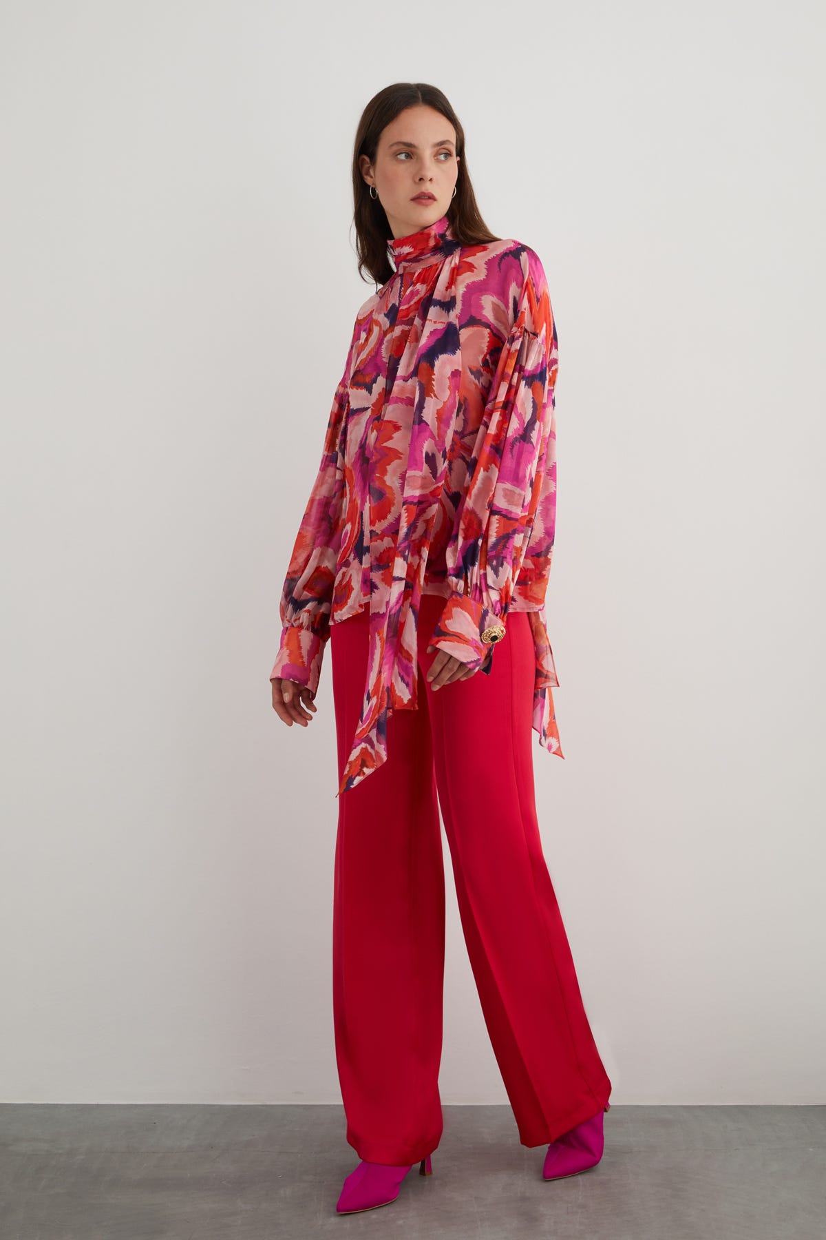 Dik Yaka Desenli Şifon Bluz