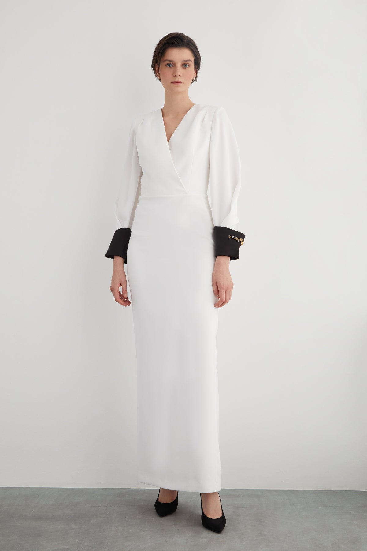 Manşeti İşleme Detaylı V Yaka Arkası Yırtmaçlı Uzun Elbise