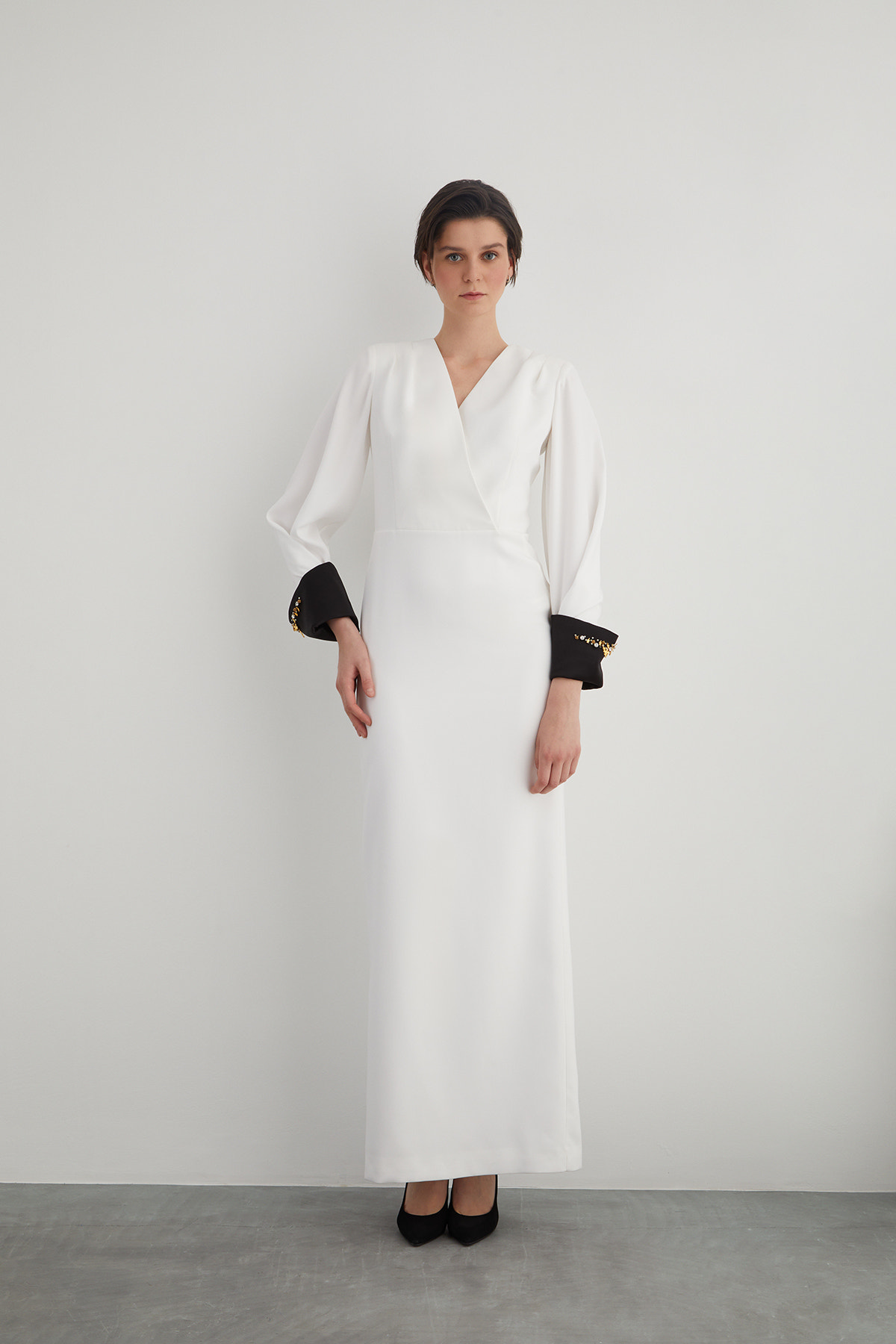 Manşeti İşleme Detaylı V Yaka Arkası Yırtmaçlı Uzun Elbise