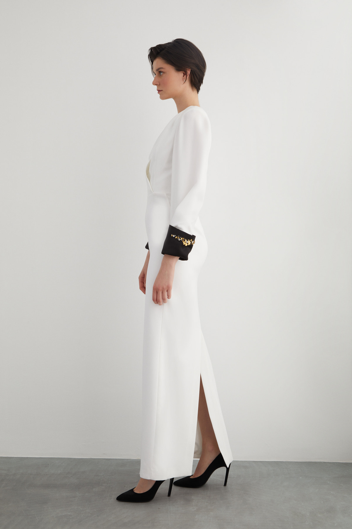 Manşeti İşleme Detaylı V Yaka Arkası Yırtmaçlı Uzun Elbise