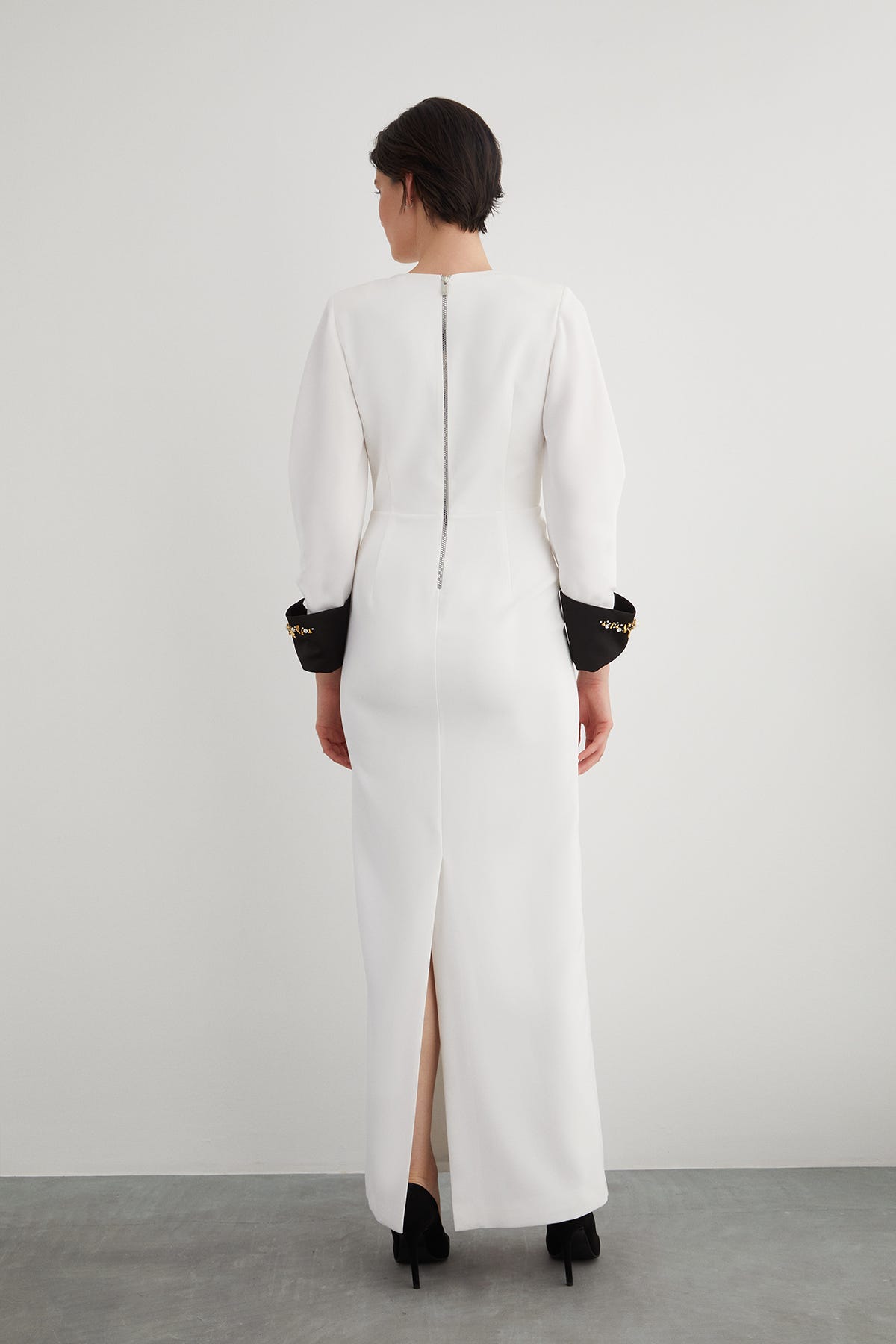 Manşeti İşleme Detaylı V Yaka Arkası Yırtmaçlı Uzun Elbise