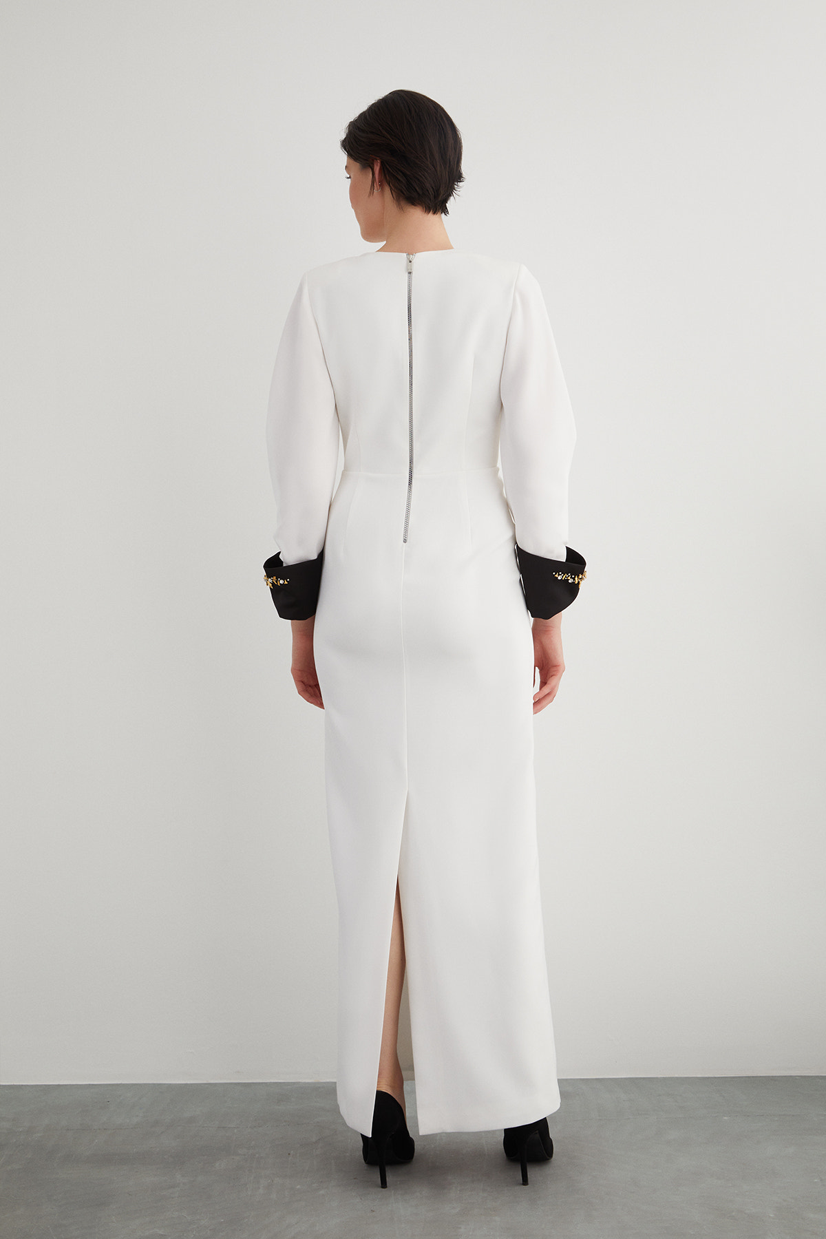 Manşeti İşleme Detaylı V Yaka Arkası Yırtmaçlı Uzun Elbise