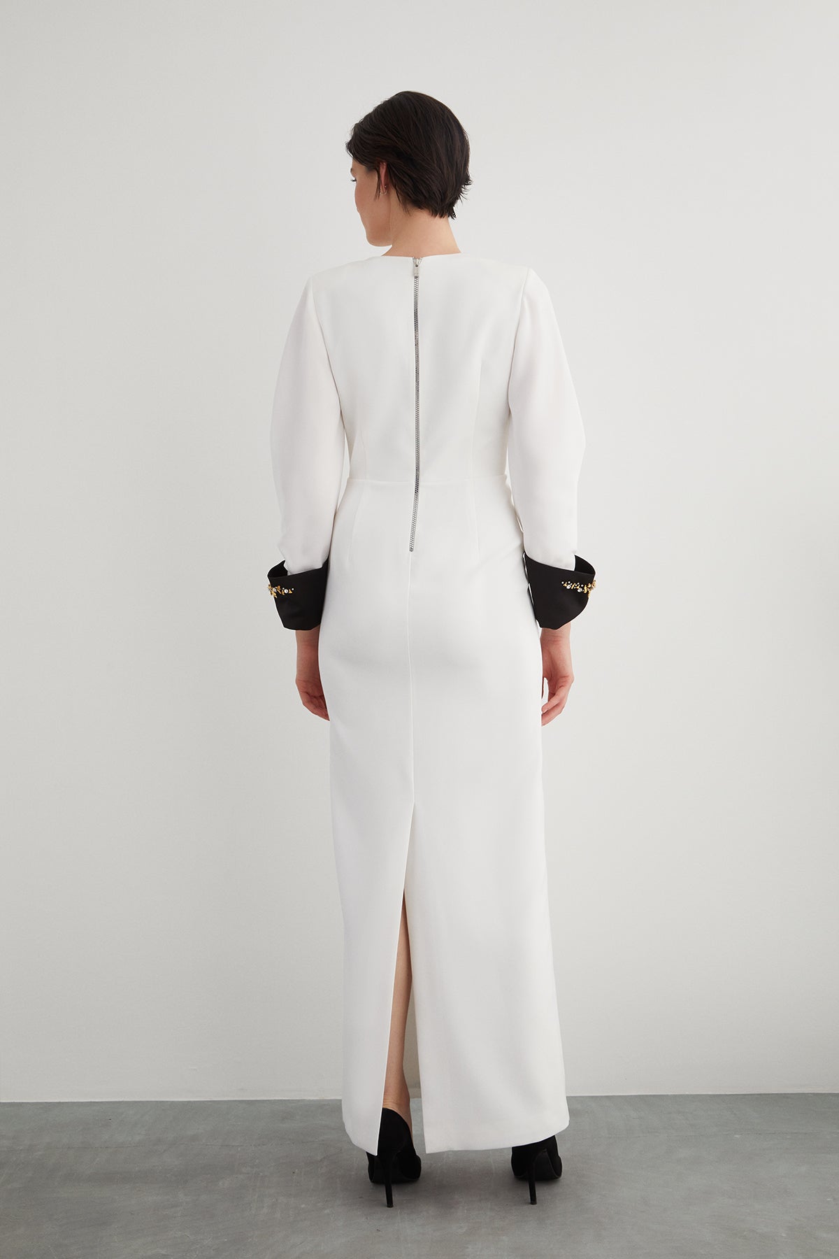 Manşeti İşleme Detaylı V Yaka Arkası Yırtmaçlı Uzun Elbise