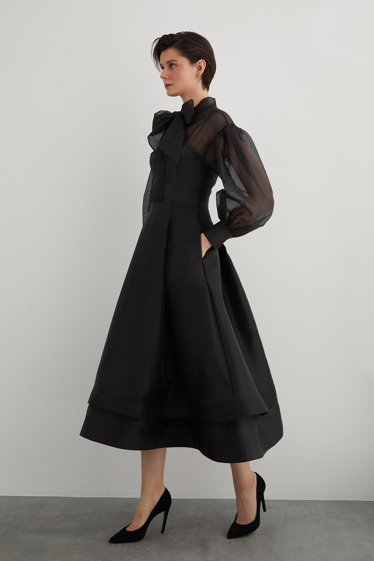 Boyundan Bağlamalı Midi Organze Elbise