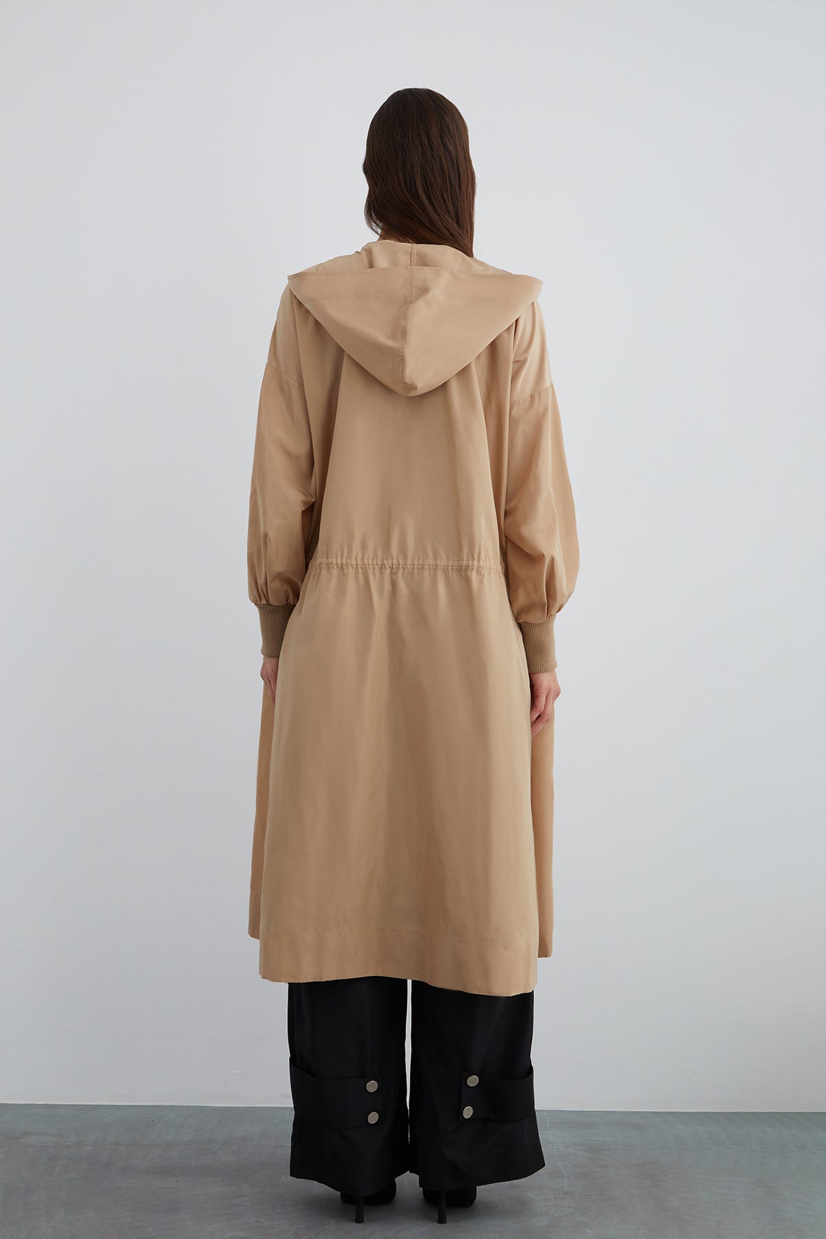 Nakış Detaylı Kolları Triko Manşetli Trençkot