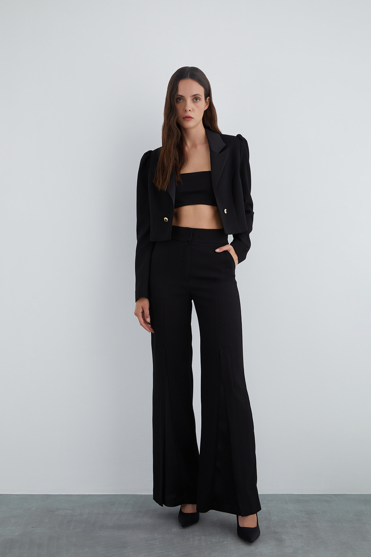 Gold Düğme Detaylı Siyah Kısa Ceket