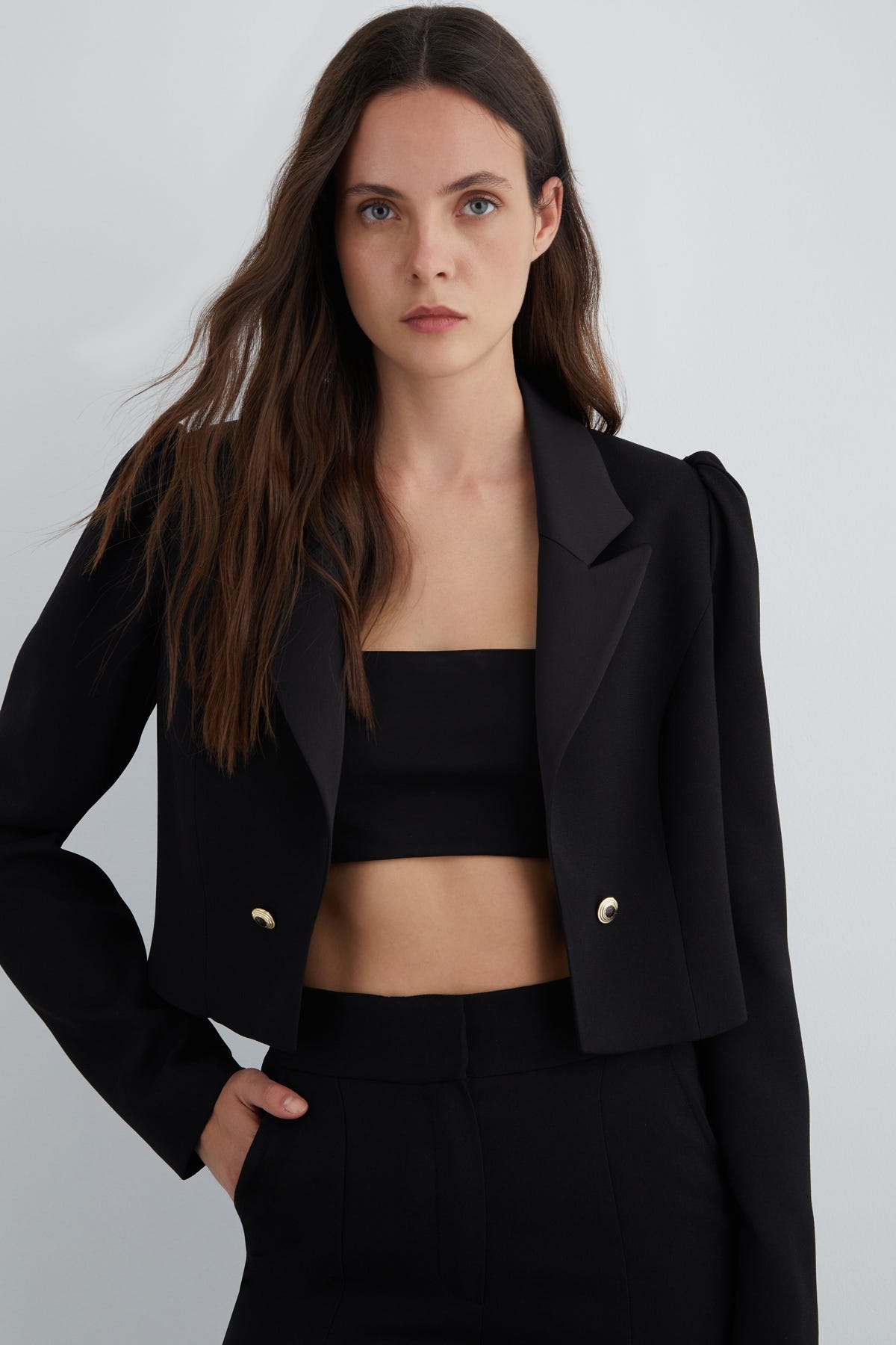 Gold Düğme Detaylı Siyah Kısa Ceket