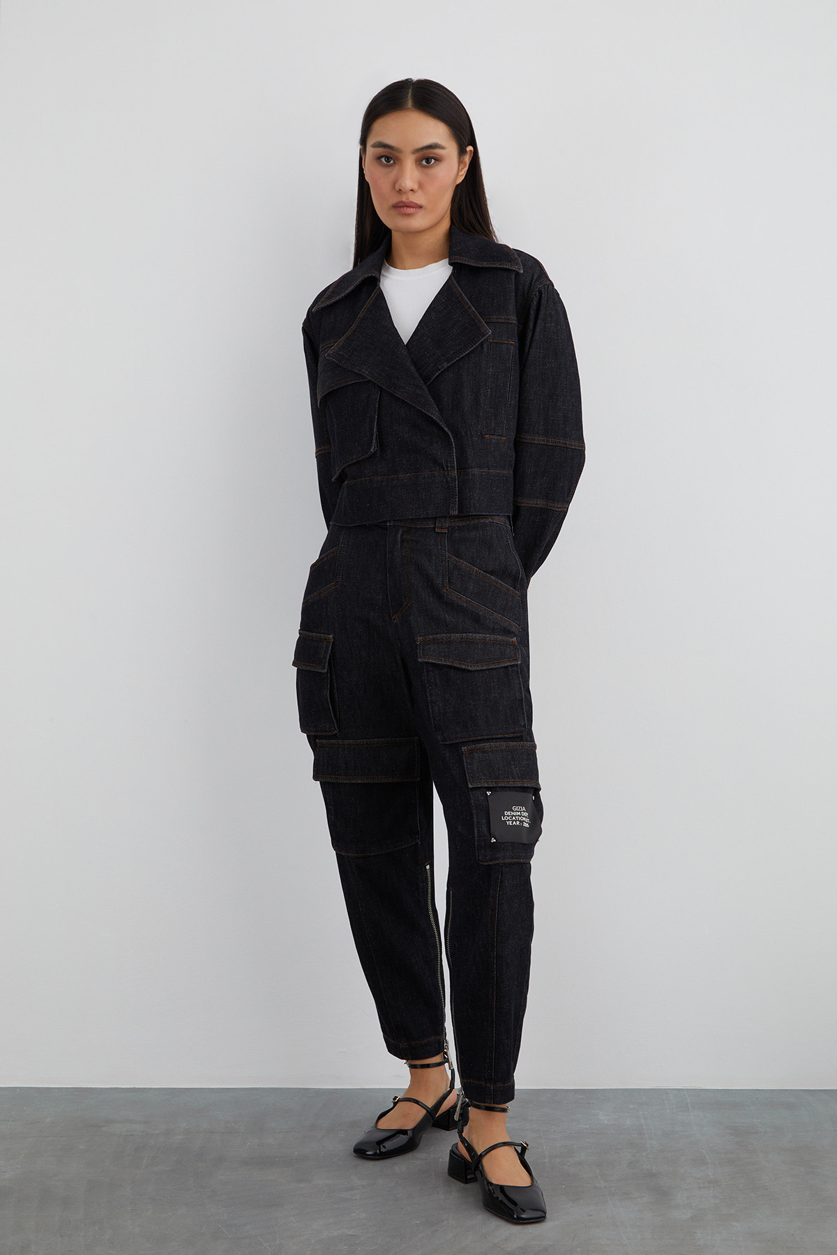 Arka Beden Etiket Detaylı Geniş Cep Kısa Jean Ceket